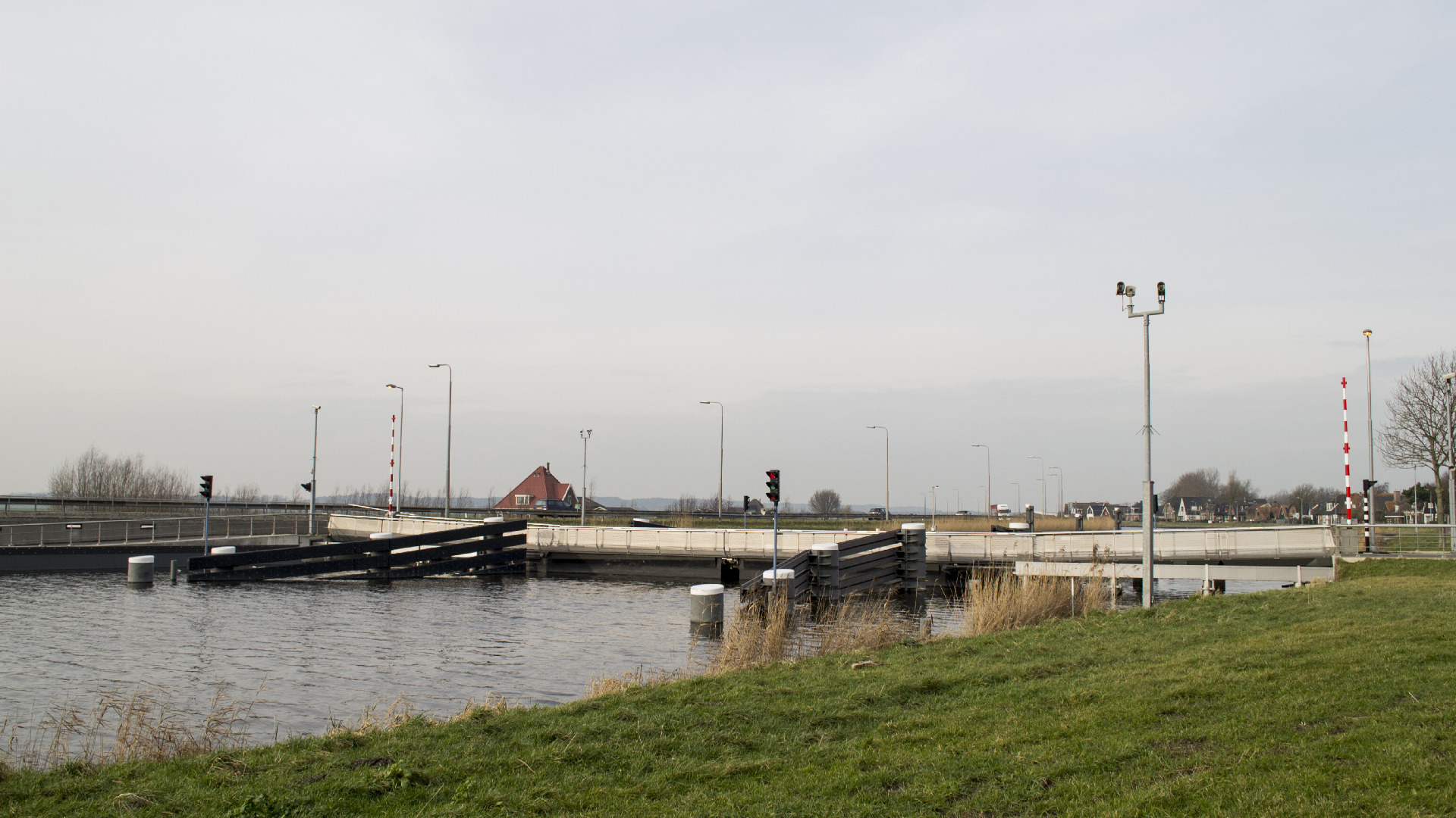 Rekervlotbrug bij Koedijk weer defect, scheepvaart de dupe