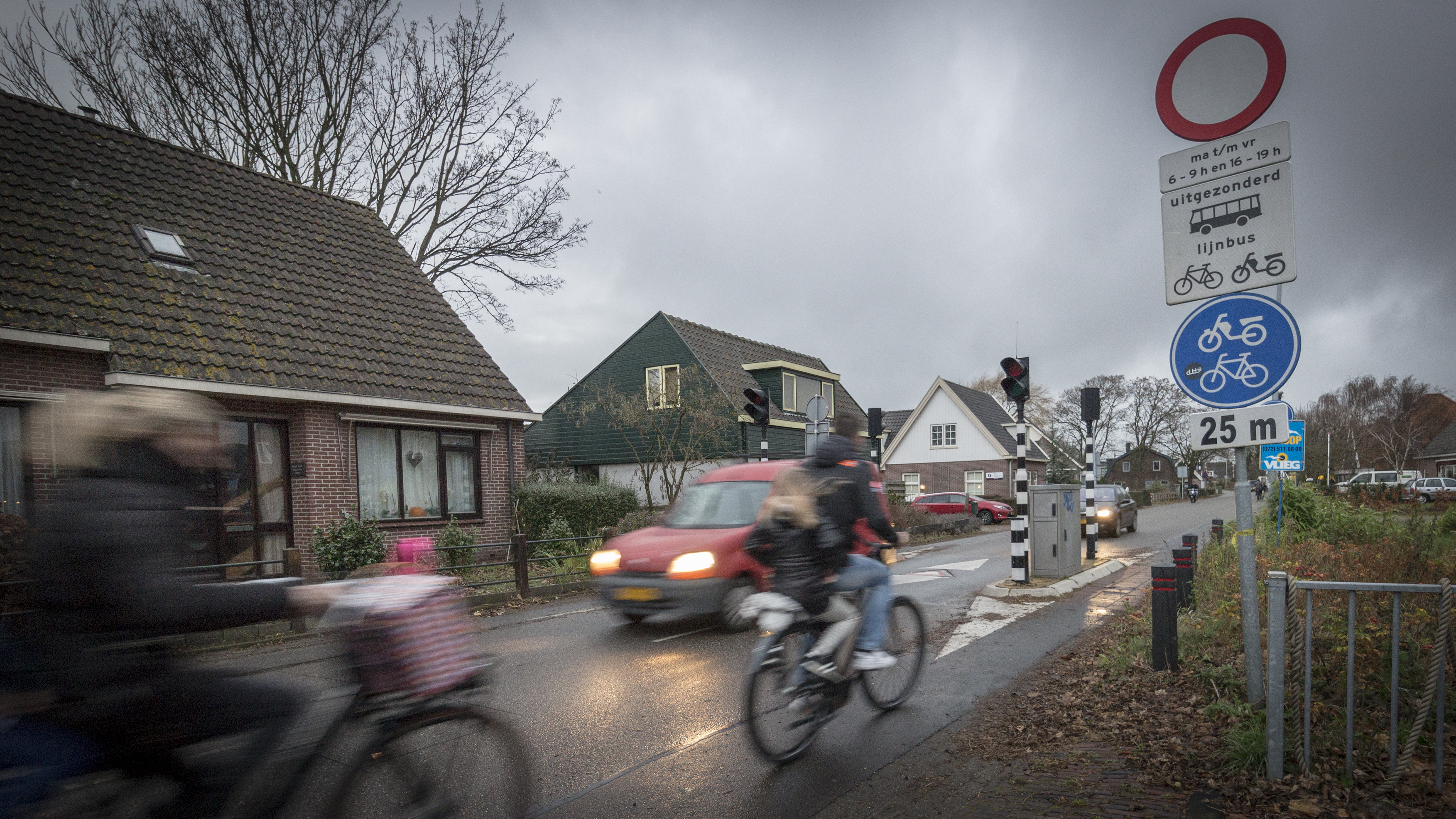 Fietsers en auto's passeren elkaar bij spitspaal in Sint Pancras