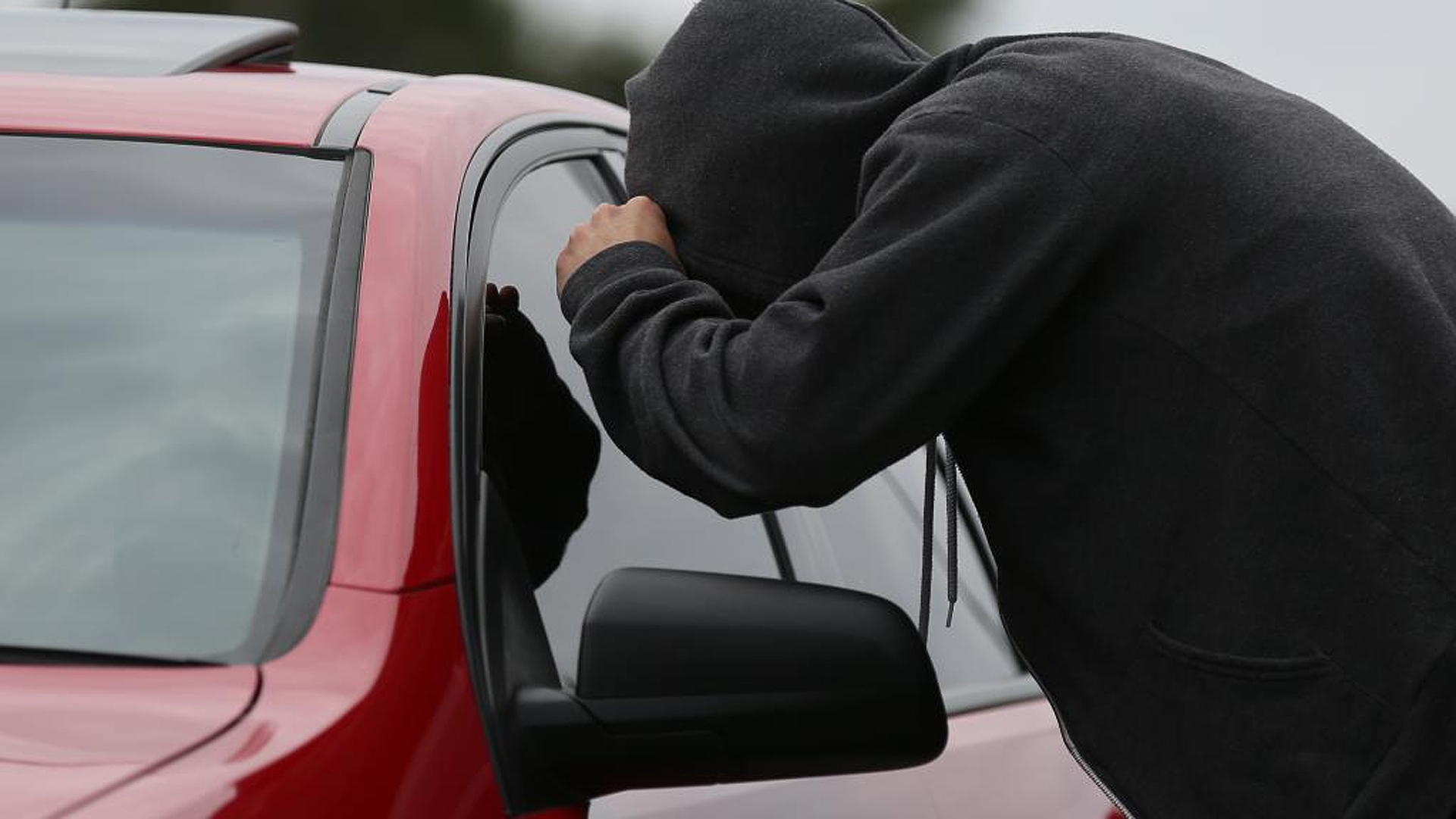 Autokraak op klaarlichte dag op Kanaalkade