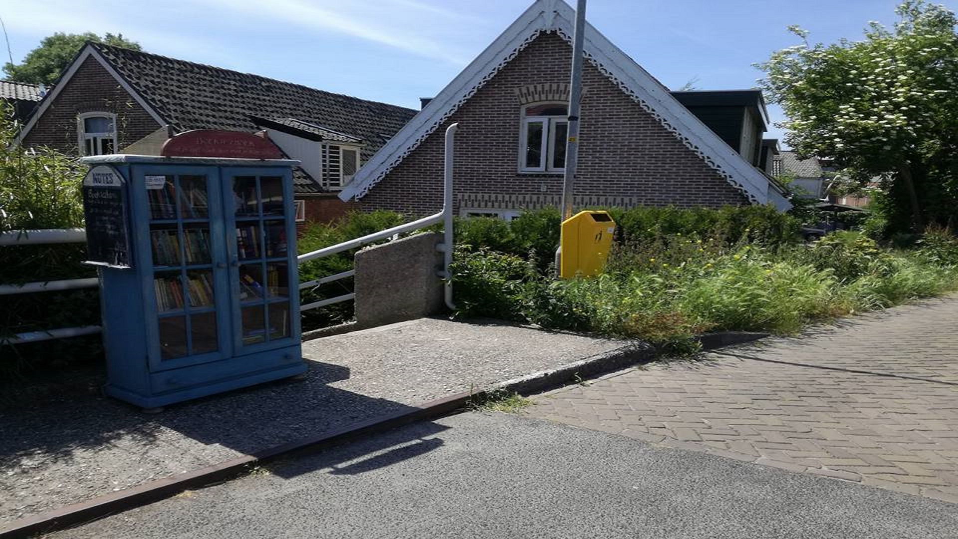 Boekenkast gespot op bruggetje in Broek op Langedijk