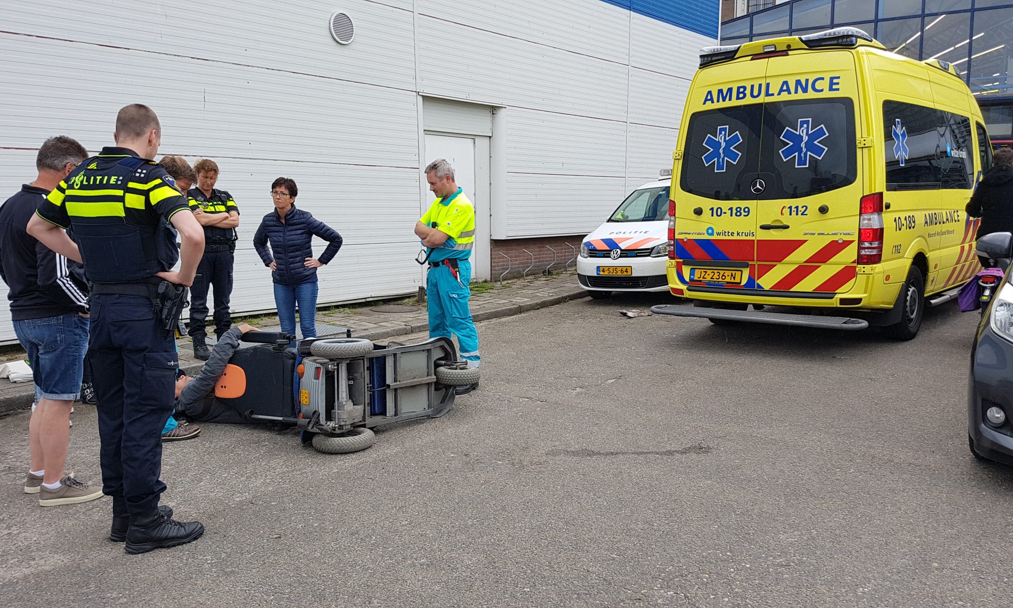 botsing tussen scootmobiel en auto