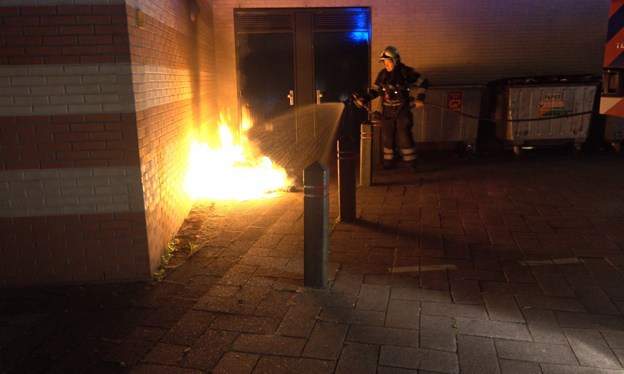 Brandweer rukt uit voor brand in afvalcontainerndende afvalbak 2