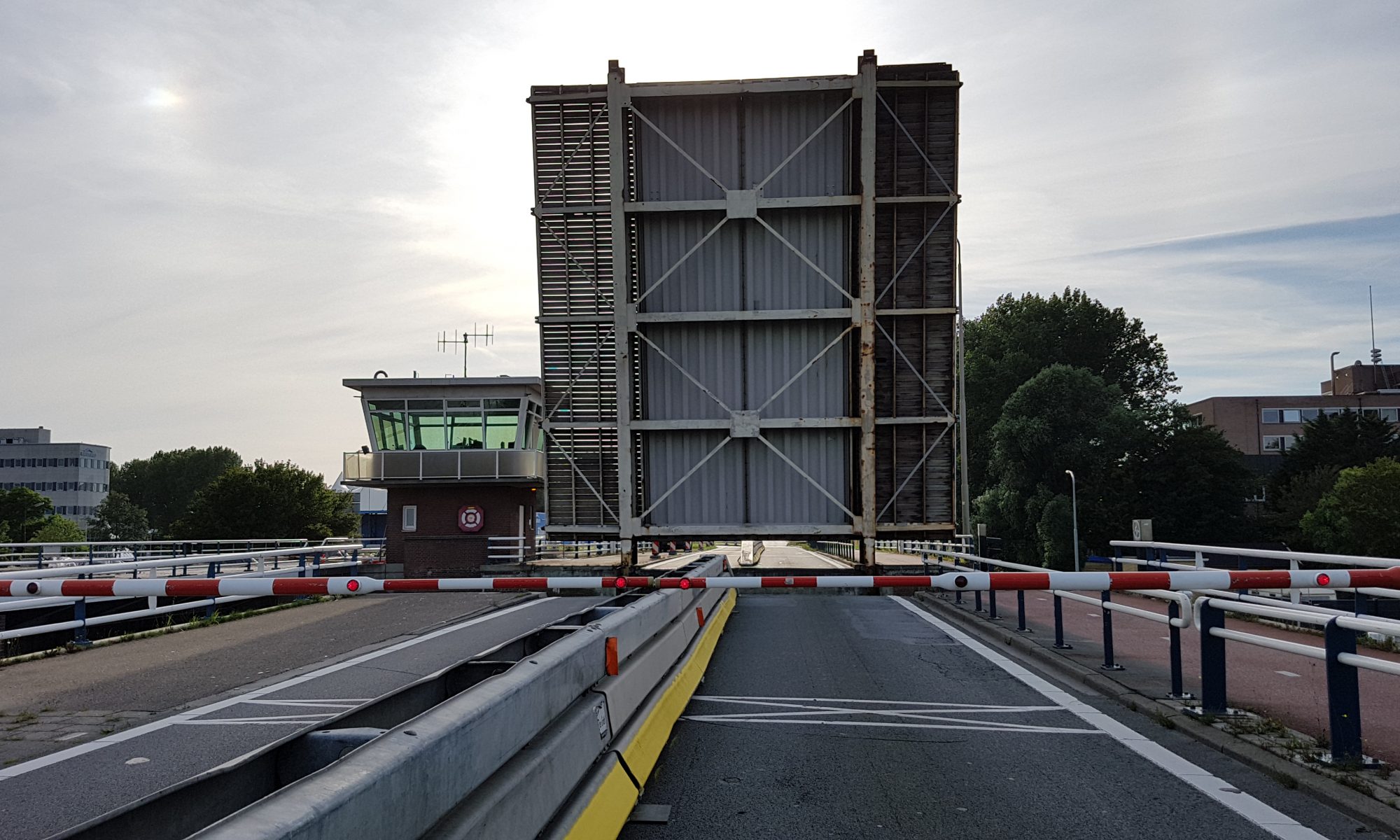 Leeghwaterbrug wil niet meer dicht; file leed nóg groter