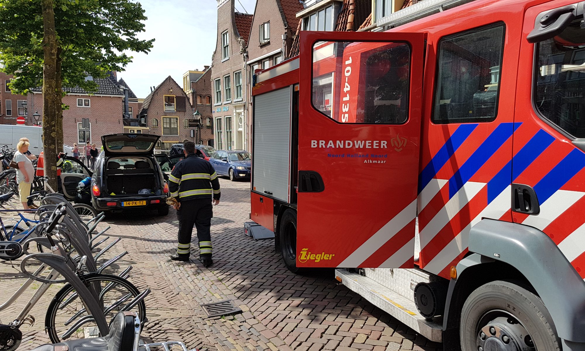 Schroeilucht en rook bij in parkeergarage geparkeerde auto 2