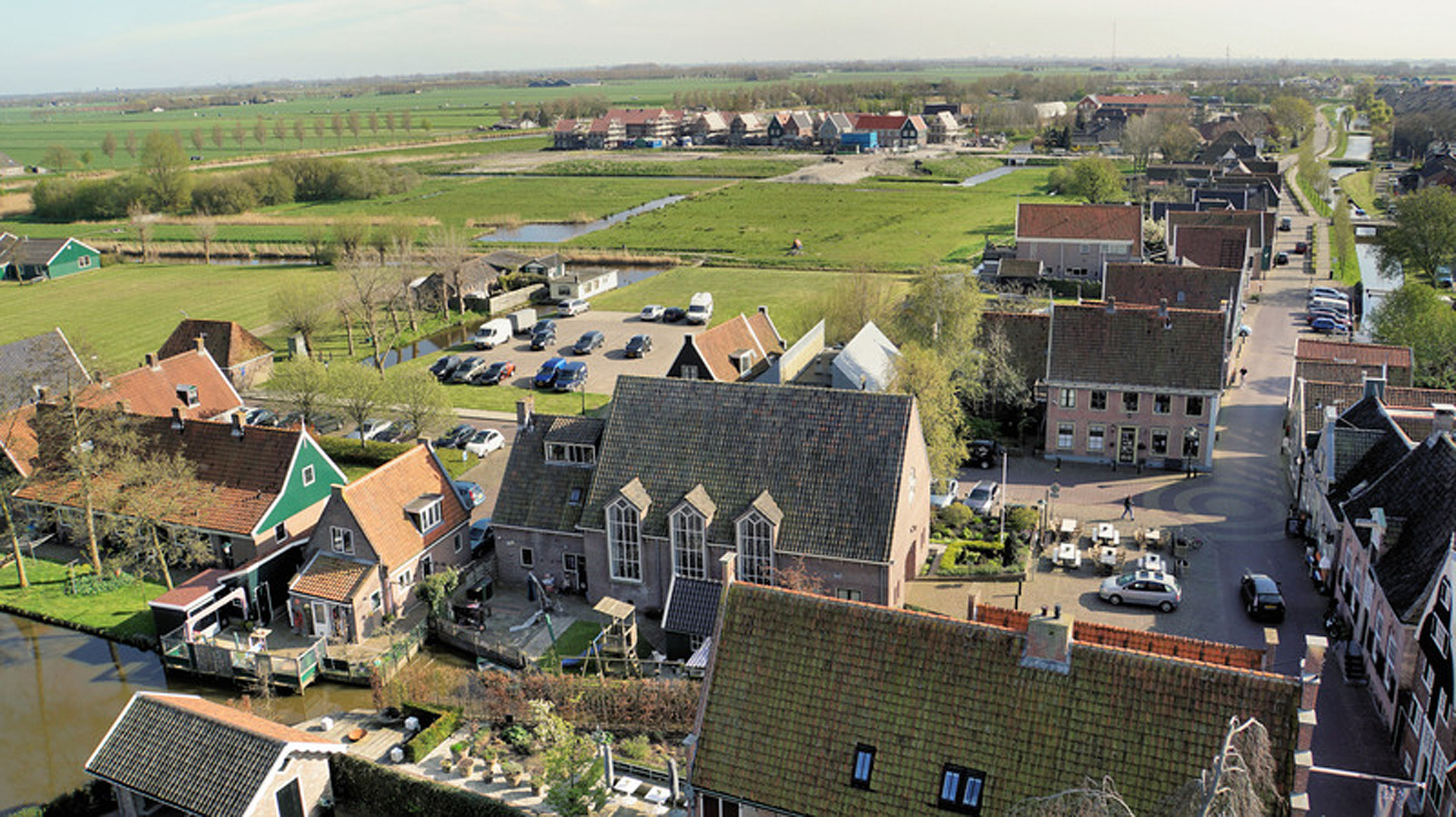 Taxateur en veilinghouder Arie Molendijk in Grote Kerk De Rijp