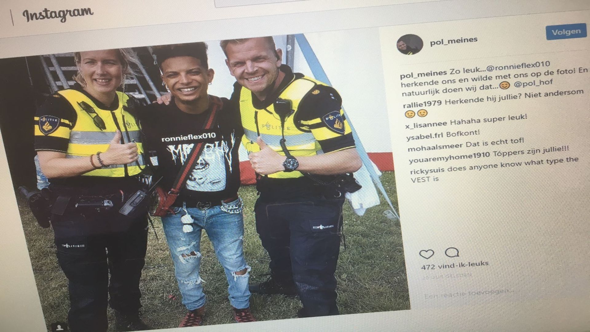 Wijkagent Langedijk op de foto met Ronnie Flex