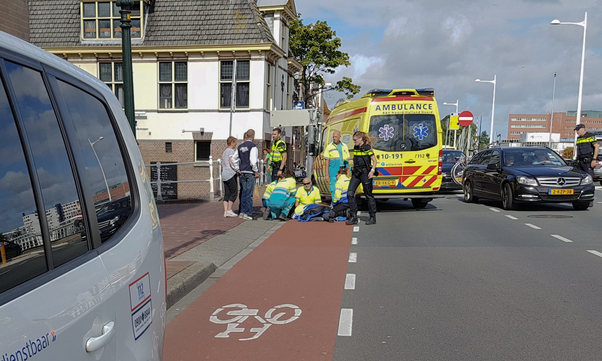 Snorfietsers onderuit na aanrijding Kanaalkade