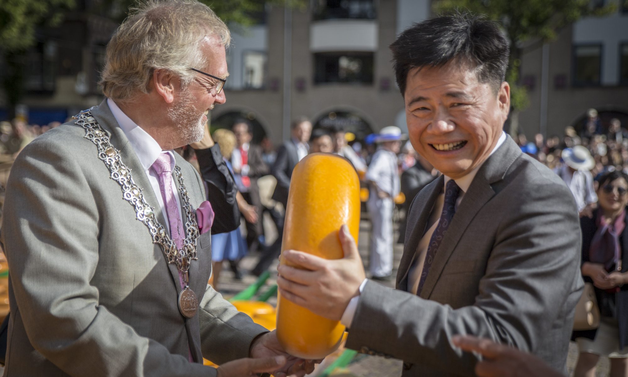 Chinese ambassadeur luidt Alkmaarse kaasmarktbel