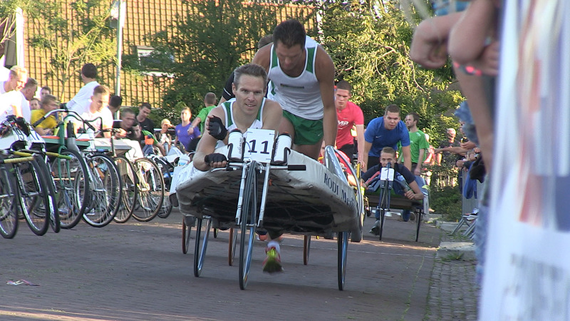 Beddenrace wordt spektakel met compleet deelnemersveld