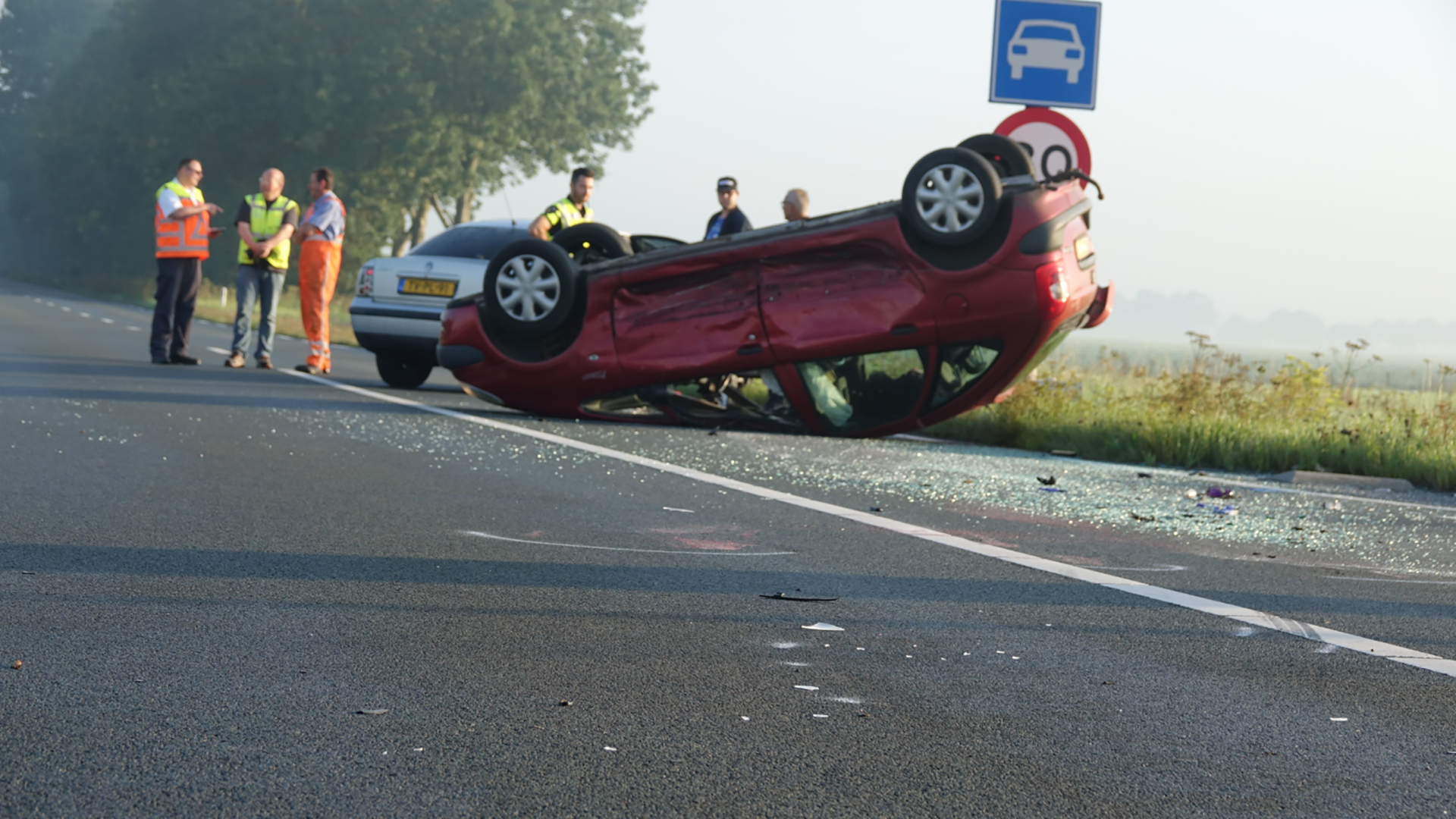 Bestuurder over de kop geslagen auto naar ziekenhuis 1