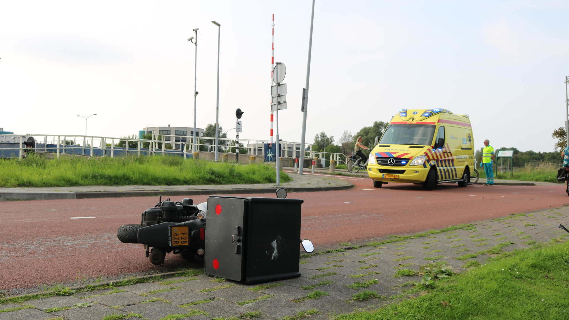 Bromfietser en fietser gewond bij botsing op Oude Kanaaldijk