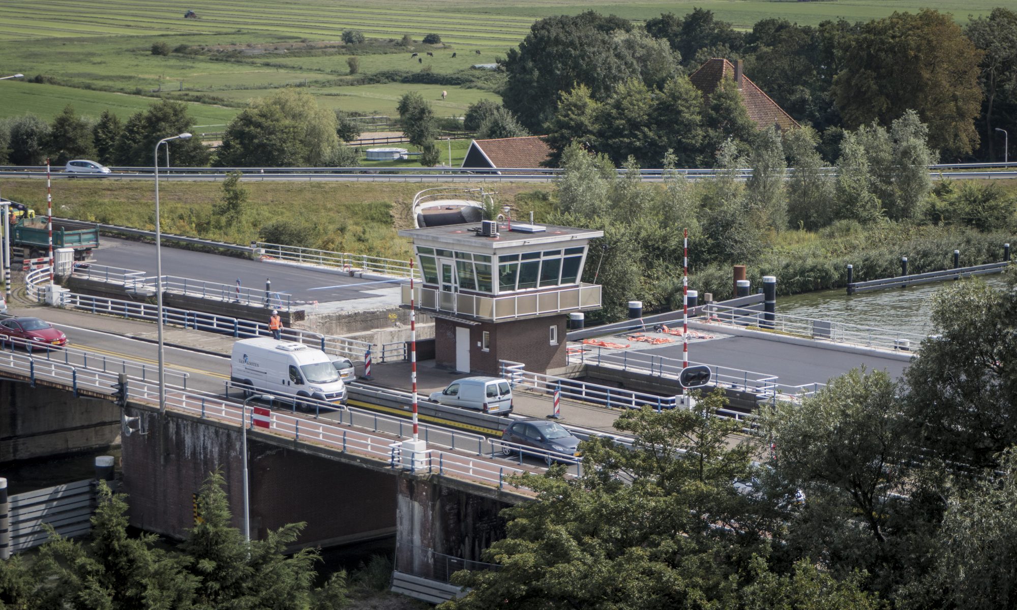 Inhangen brugdek Leeghwaterbrug live op TV en internet