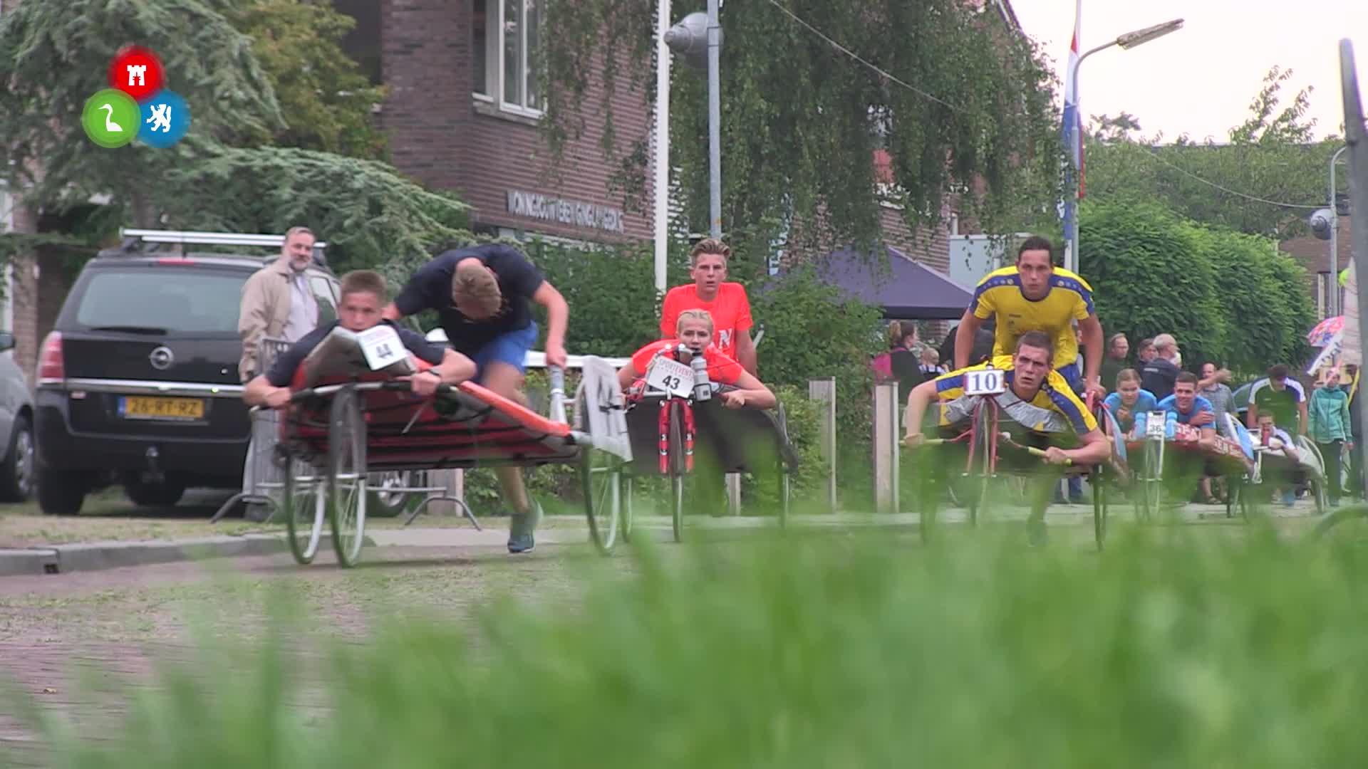 Langedijker beddenrace; sportiviteit en gezelligheid (VIDEO)