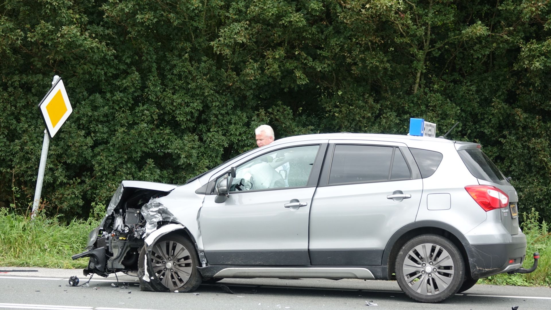 Lesauto betrokken bij flinke botsing op Hoeverweg