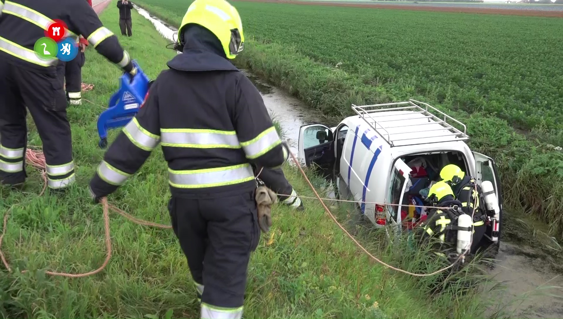 Schoonmaker met auto te water (VIDEO)