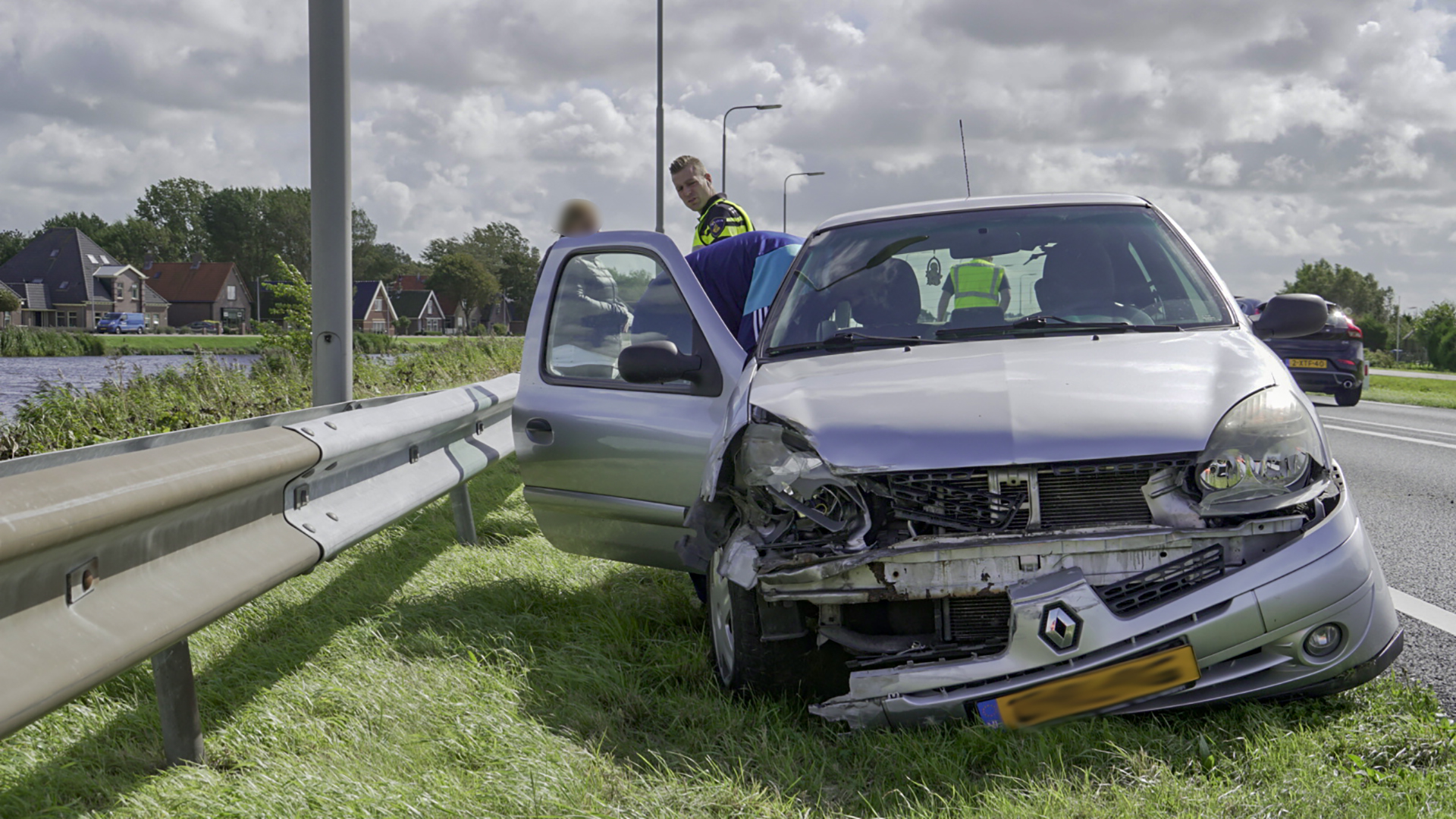 Renault Clio eindigt door nog onbekende oorzaak in vangrail N9 1