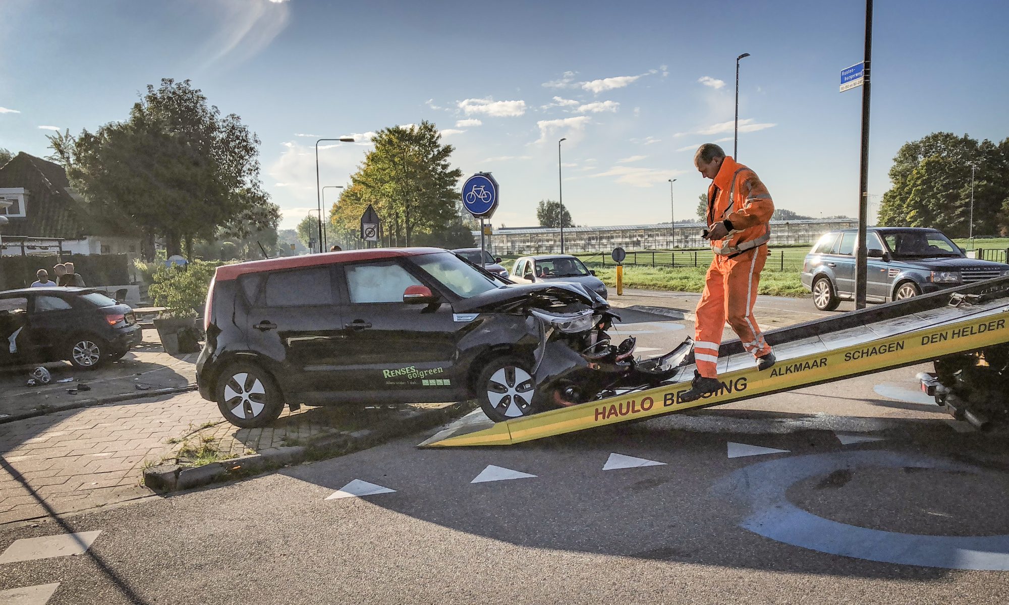 Auto eindigt tegen cafégevel na voorrangsfout.