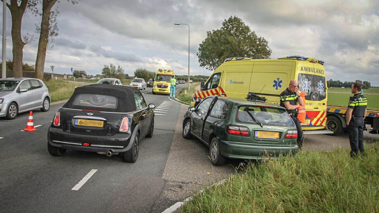 Automobilist gewond na aanrijding N241