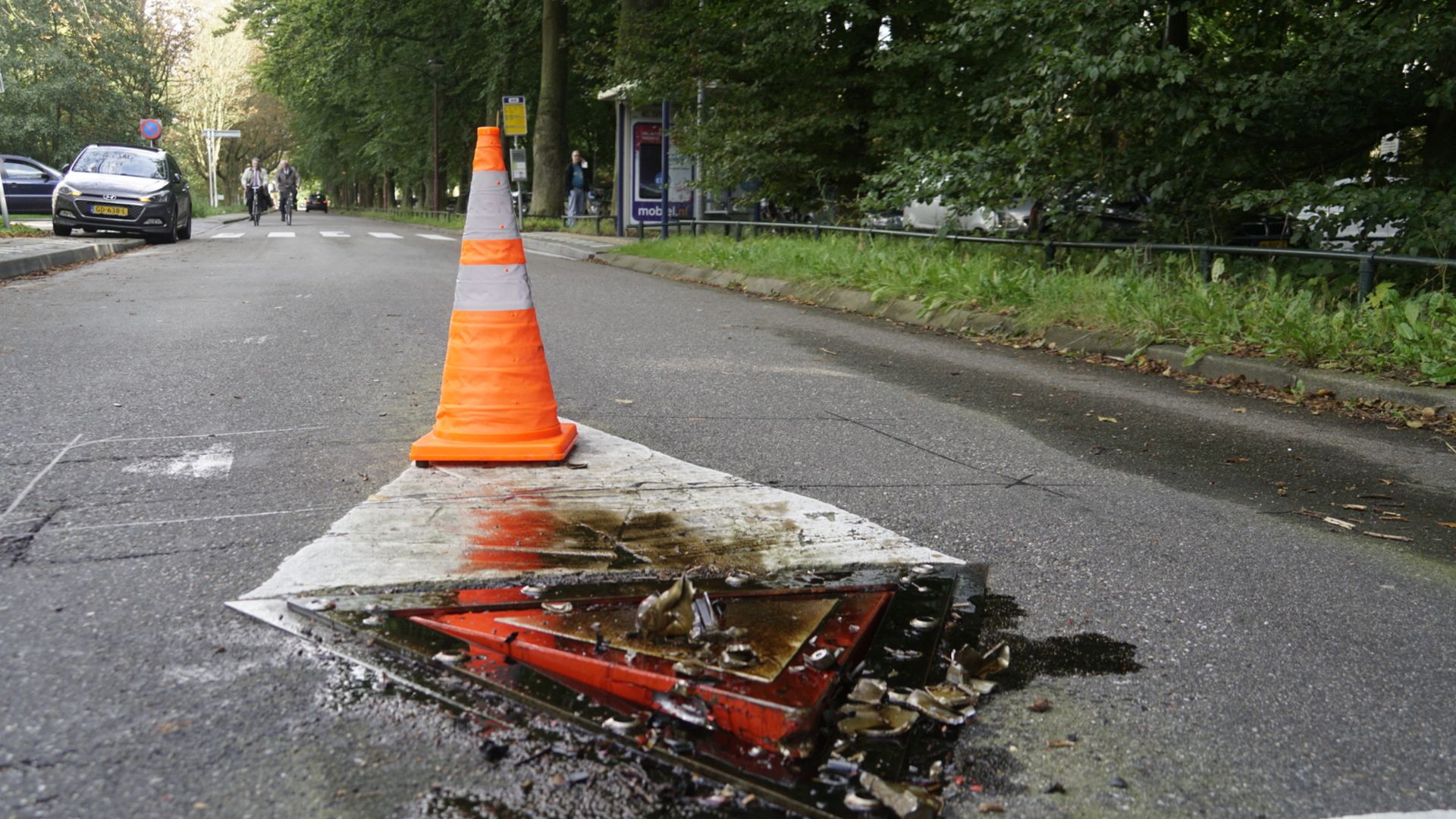 Automobiliste komt op beweegbare driehoek terecht van busbaan