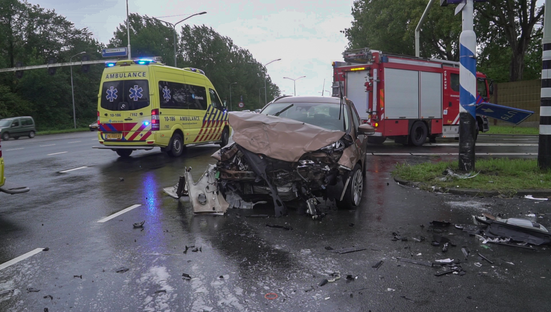 Auto's botsen op kruispunt, twee gewonden naar ziekenhuis