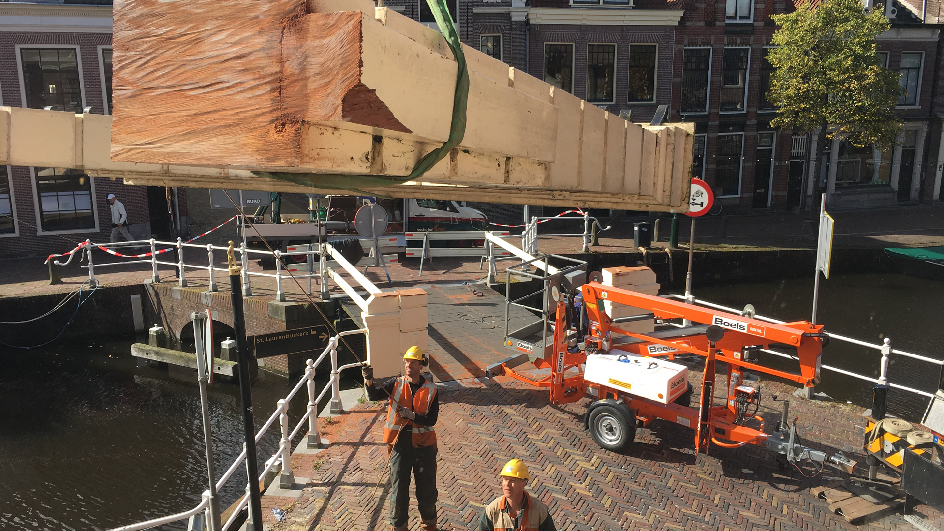 Eenhoornbrug tijdelijk zonder hameipoort en brugbalans