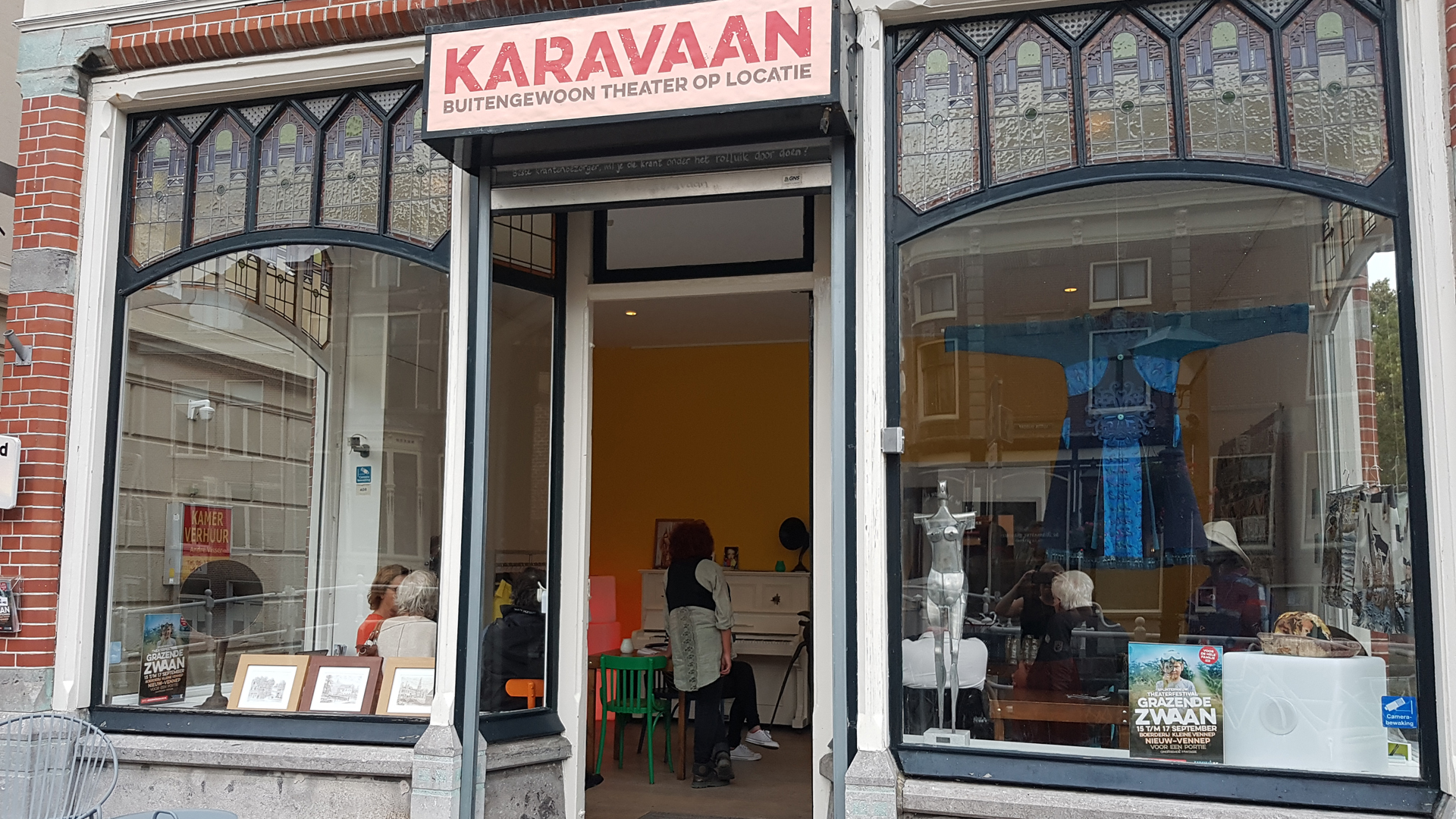 Nieuwe stek en winkel Karavaan feestelijk geopend