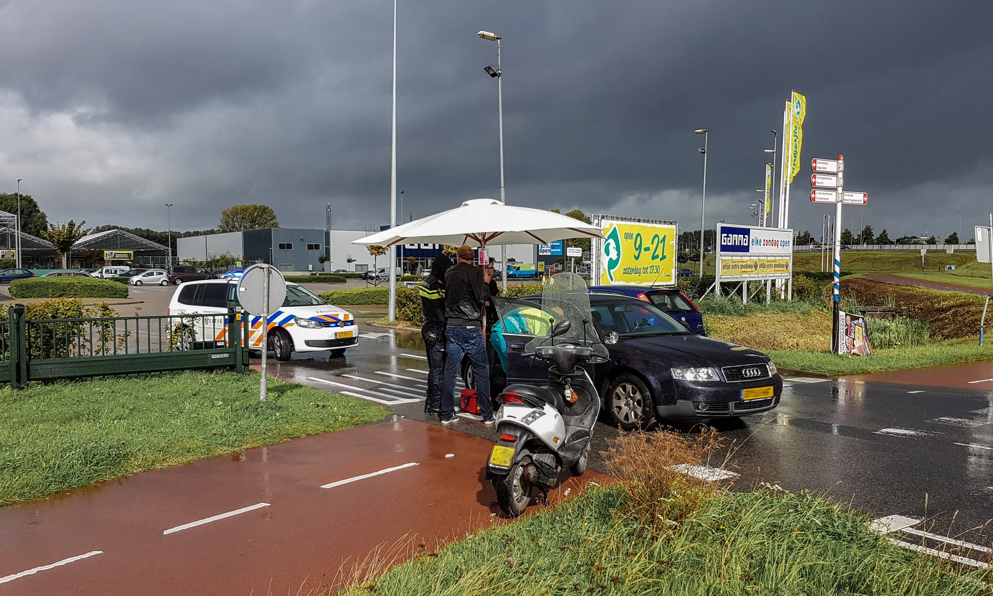 Scooterbestuurster naar ziekenhuis na ongeval Omval Alkmaar 2