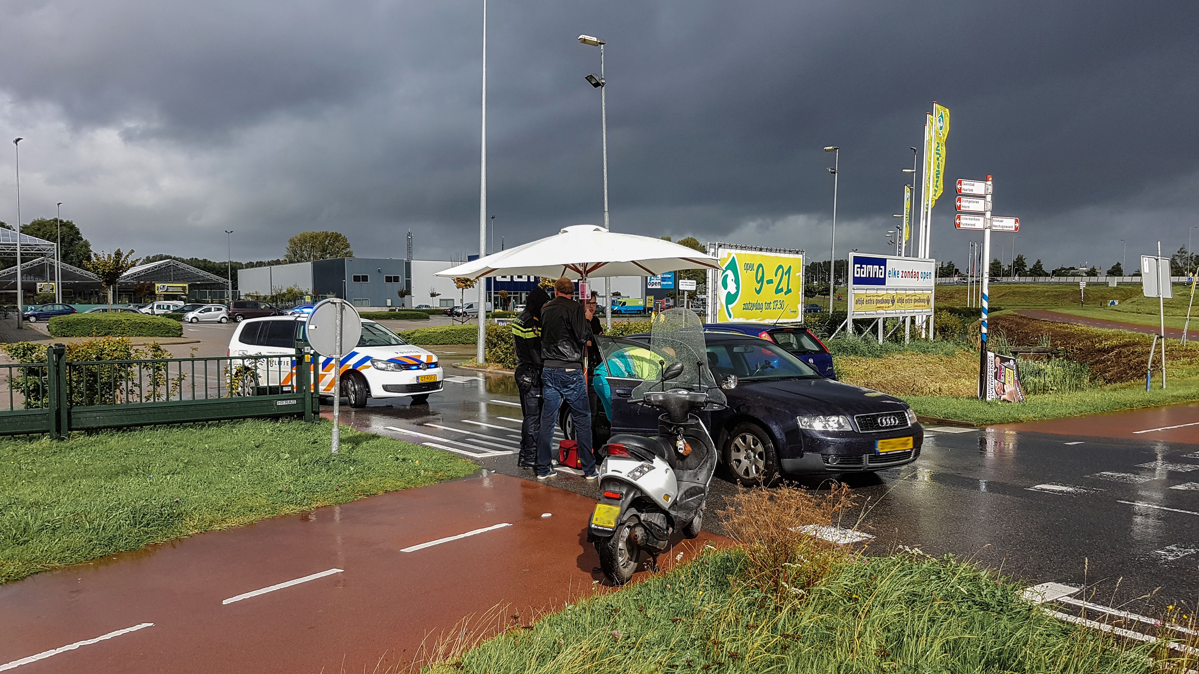 Scooterbestuurster naar ziekenhuis na ongeval Omval Alkmaar 2
