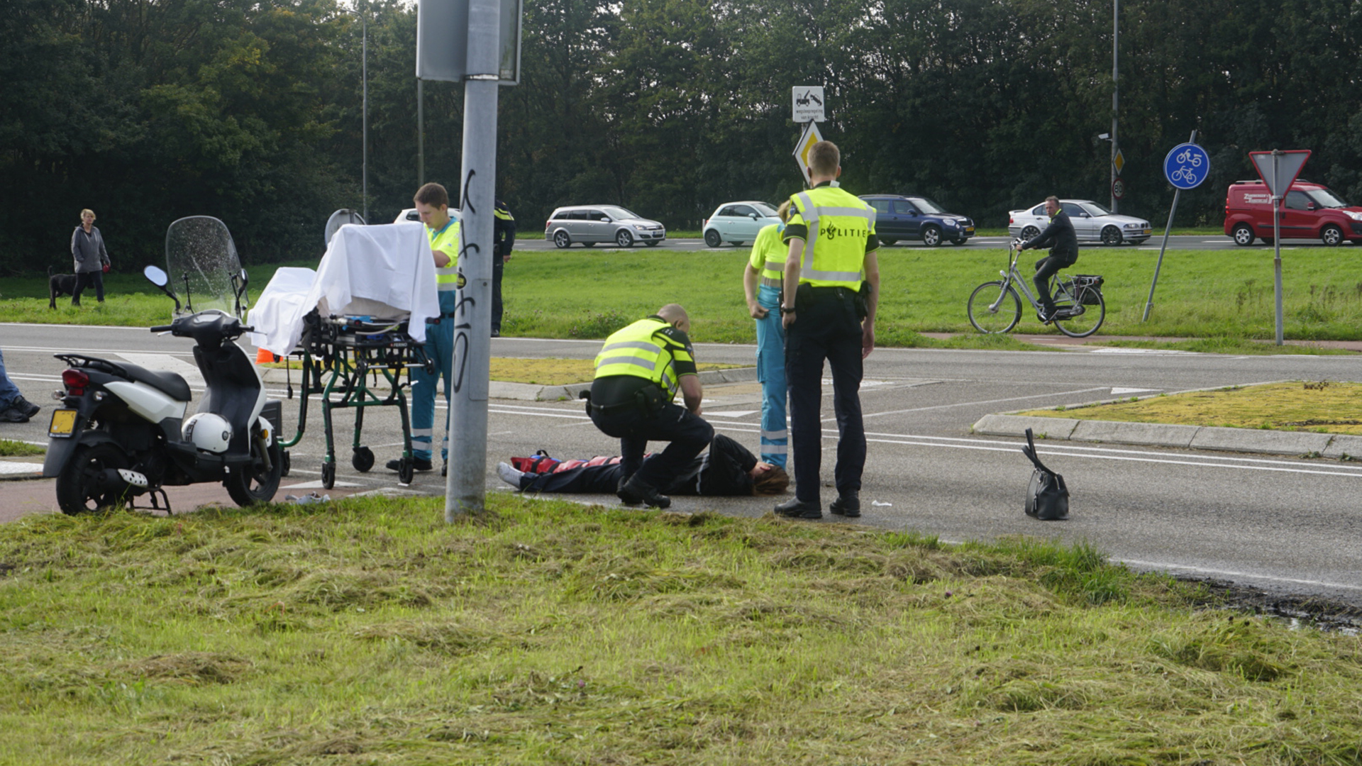 Scooterrijdster gewond bij val op oversteek Helderseweg-Kogendijk