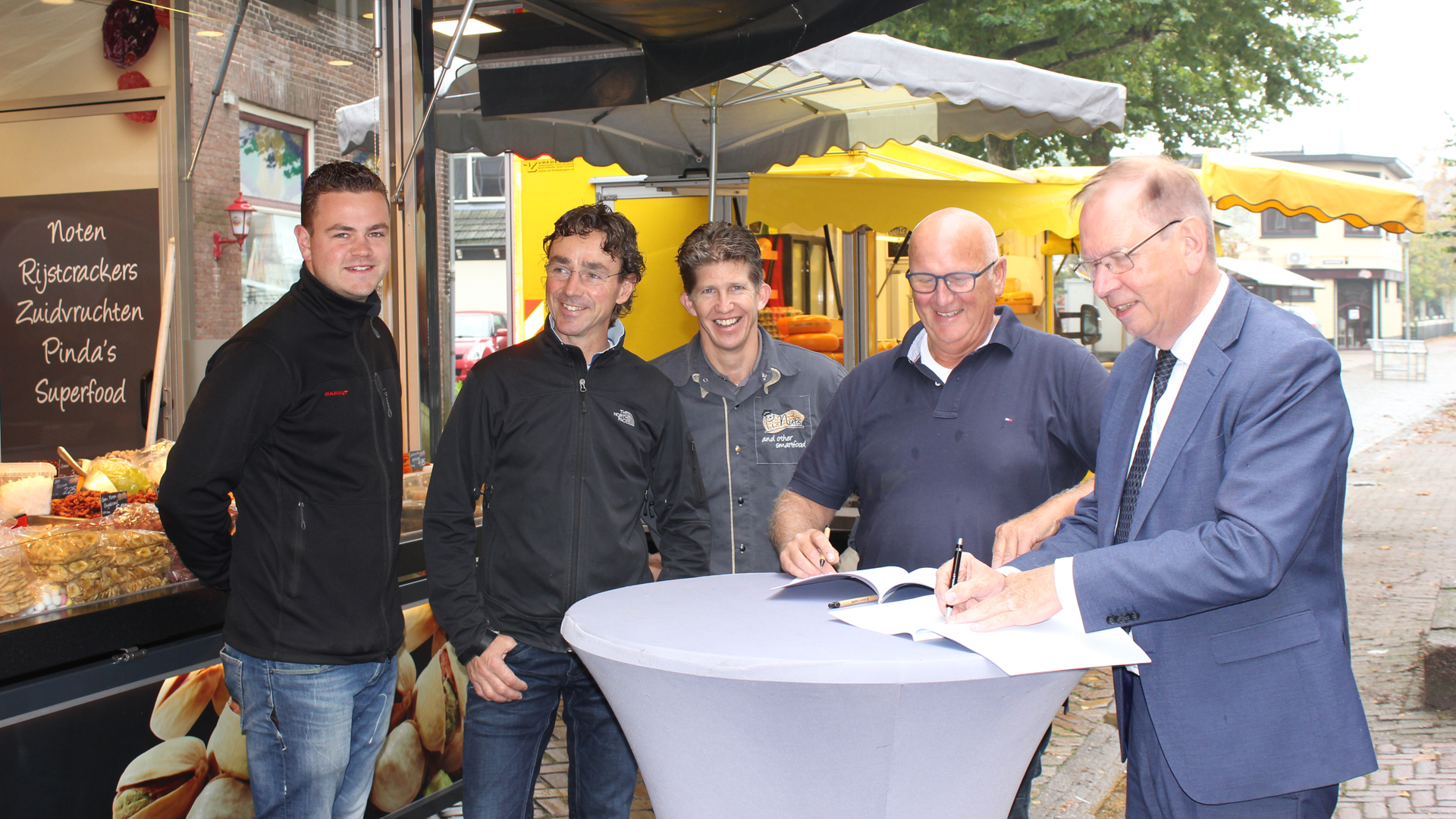 Verzelfstandigde weekmarkt verhuist van Dorpsstraat naar Broekerplein