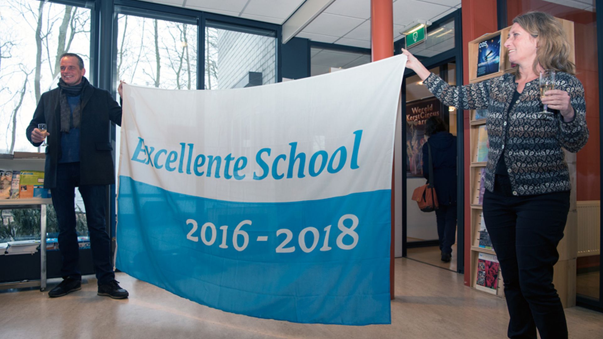 Wethouder bezoek rijdende school, voor kinderen van kermisexploitanten