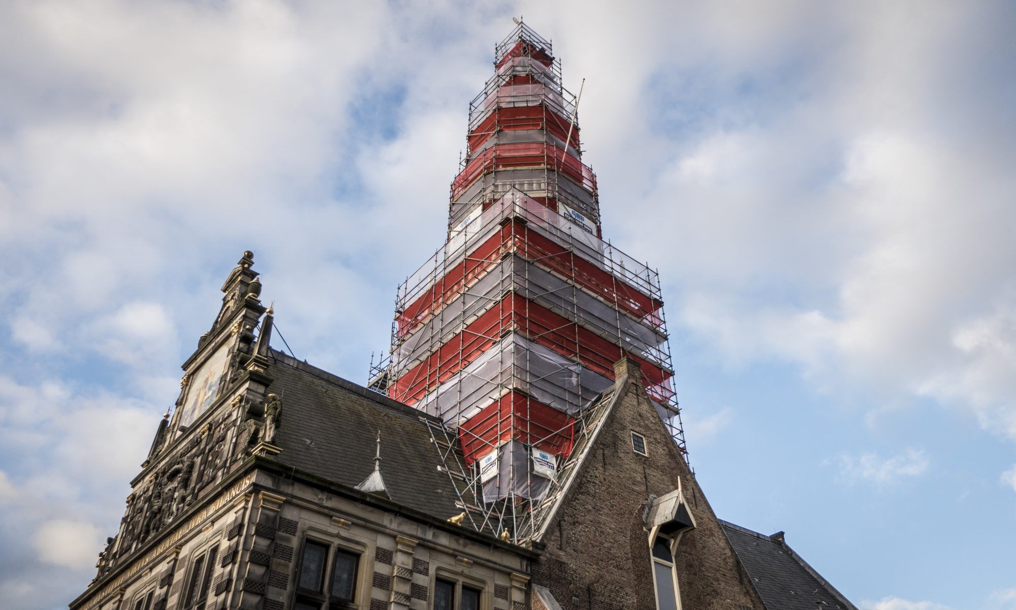 De Waagtoren heeft een jasje aan in de Alkmaarse kleuren