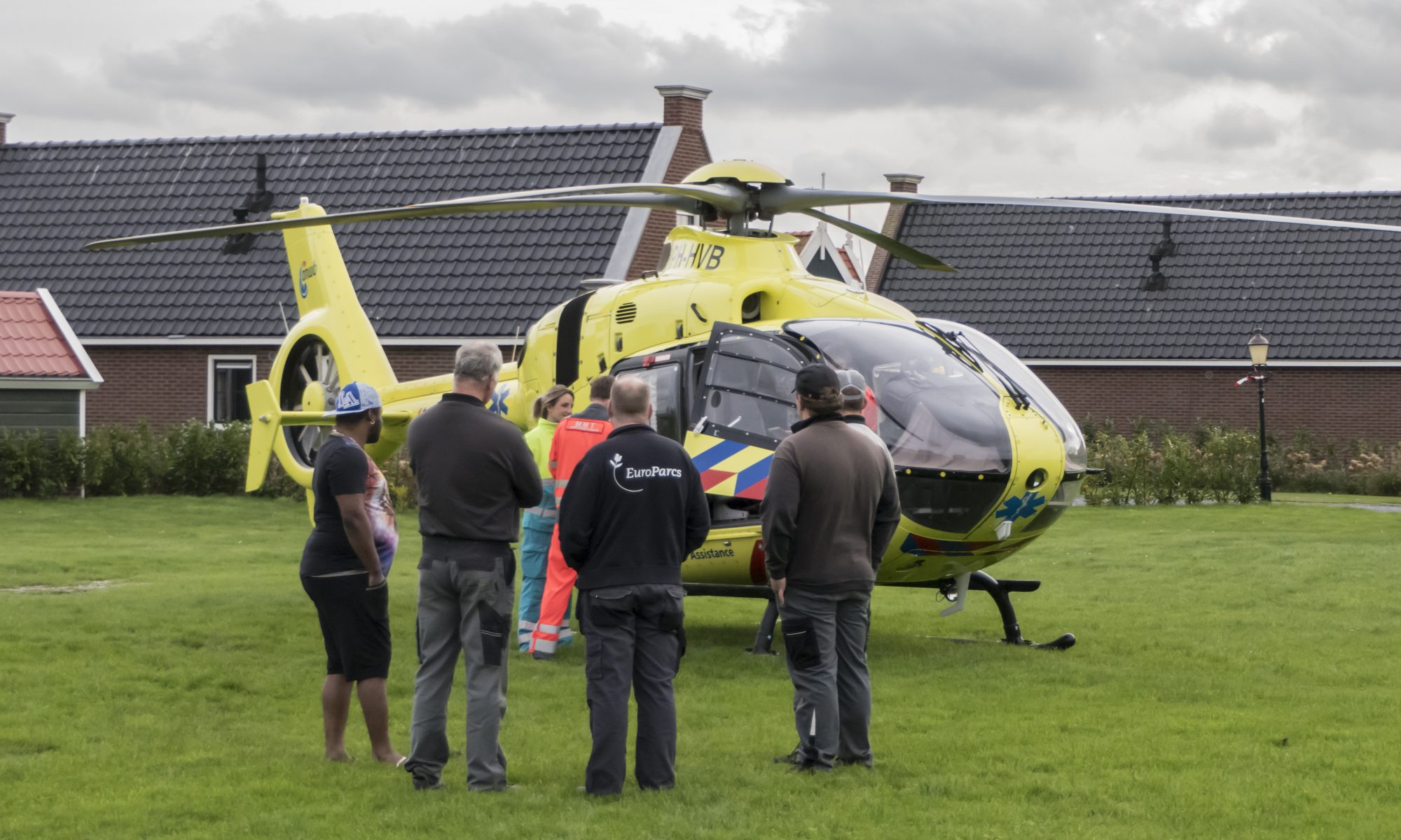 Klusser valt met hoofd op muur; traumaheli naar oost-Graftdijk