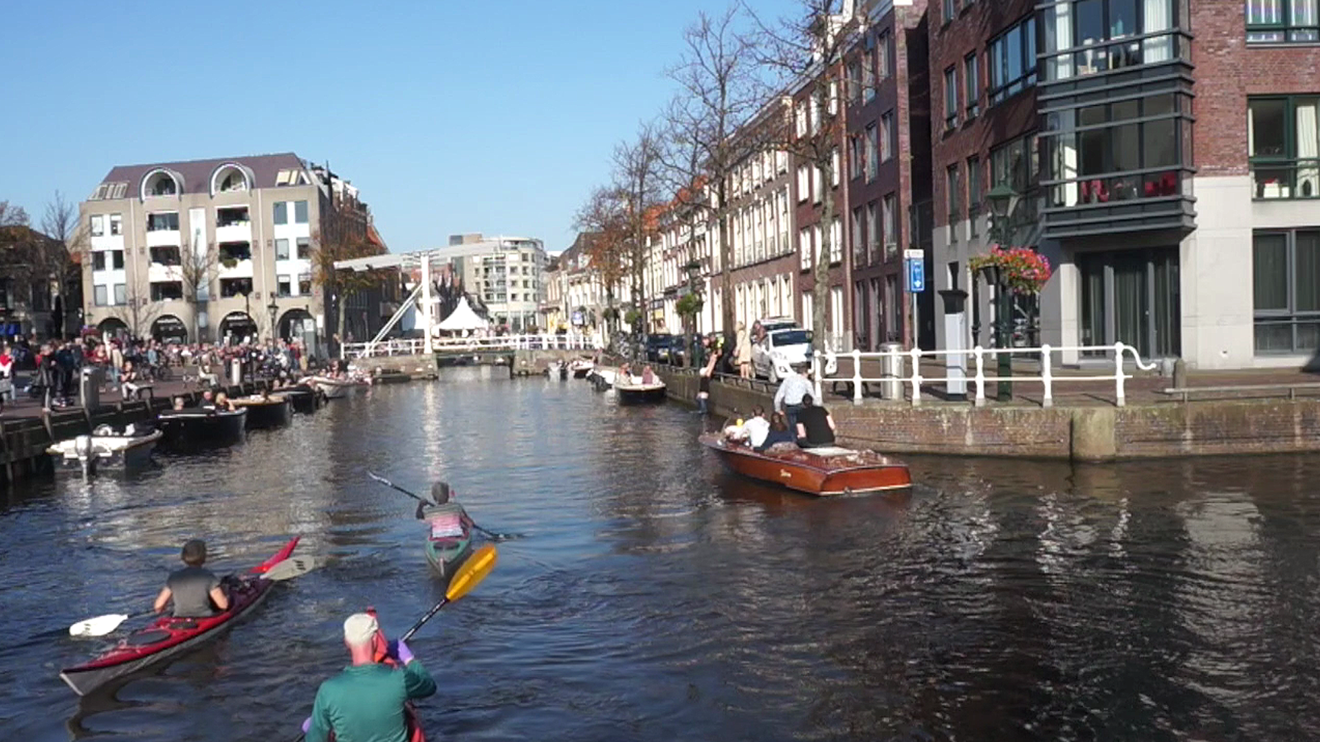 Agenten redden man uit de gracht bij Waagplein