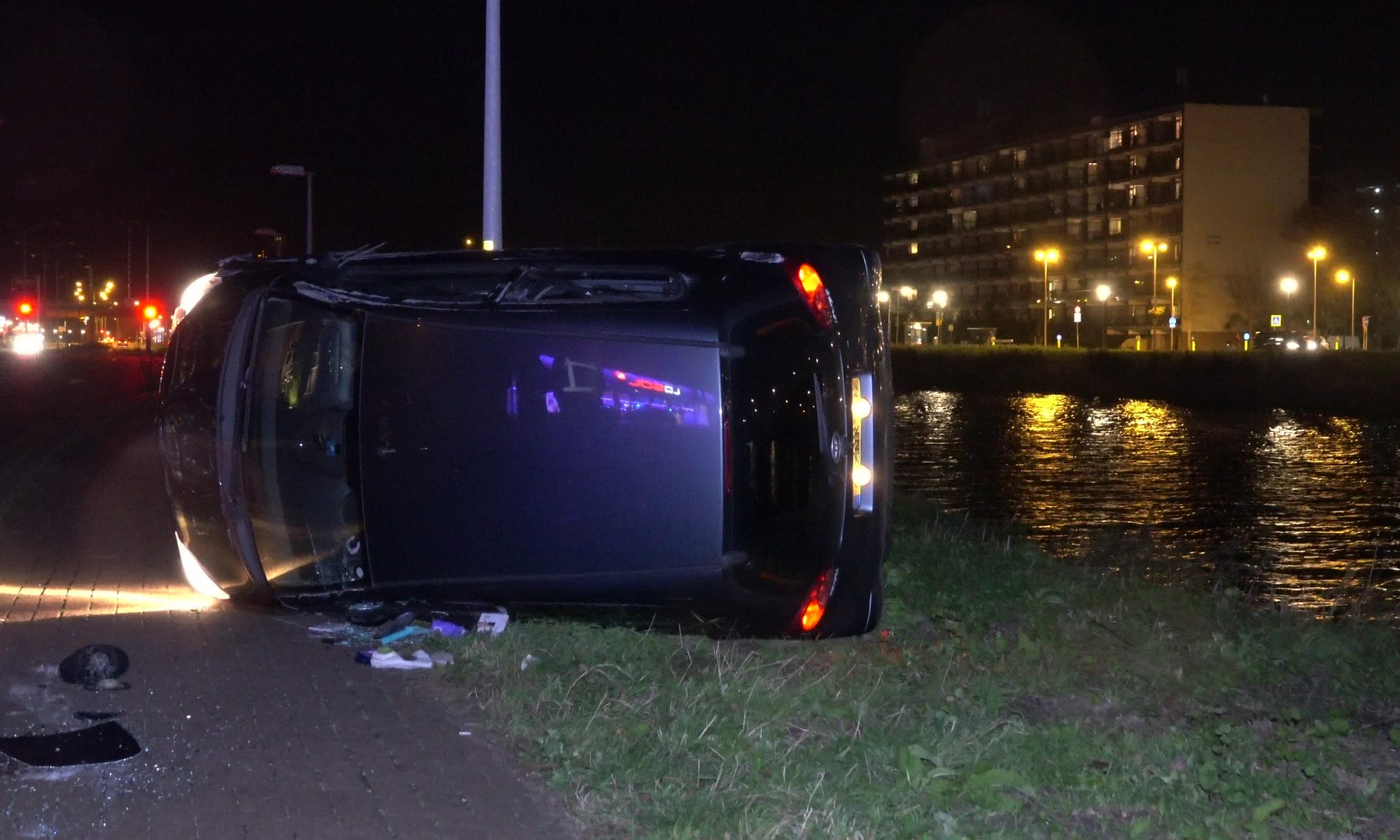 Auto bijna in Noorhollands Kanaal door botsing