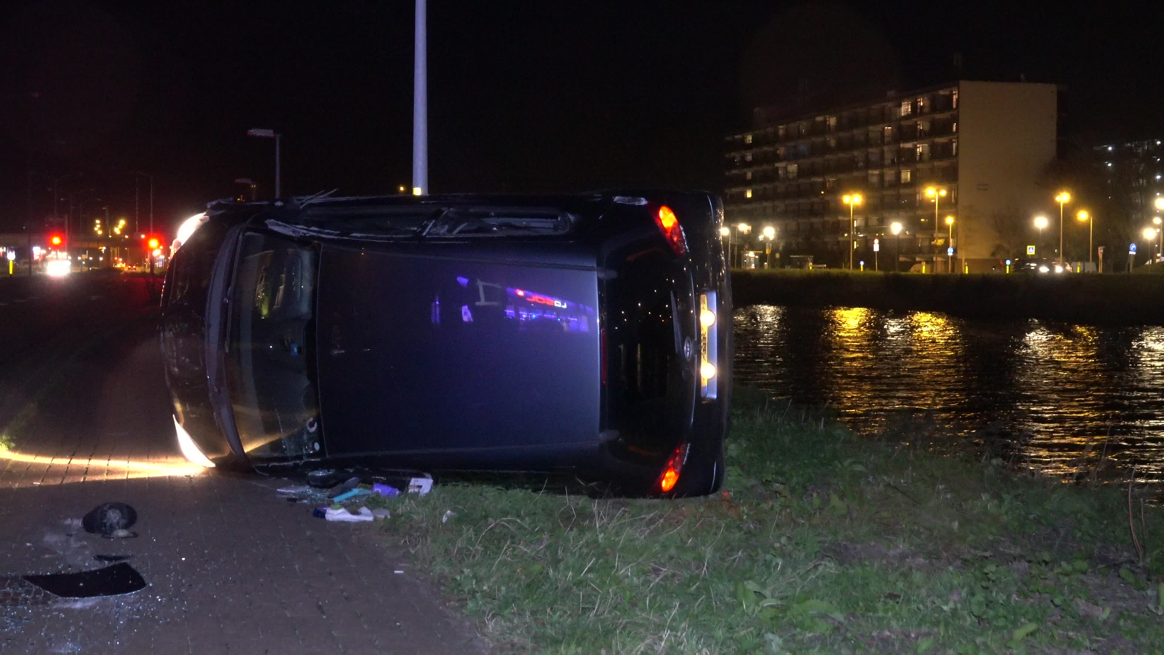 Auto bijna in Noorhollands Kanaal door botsing