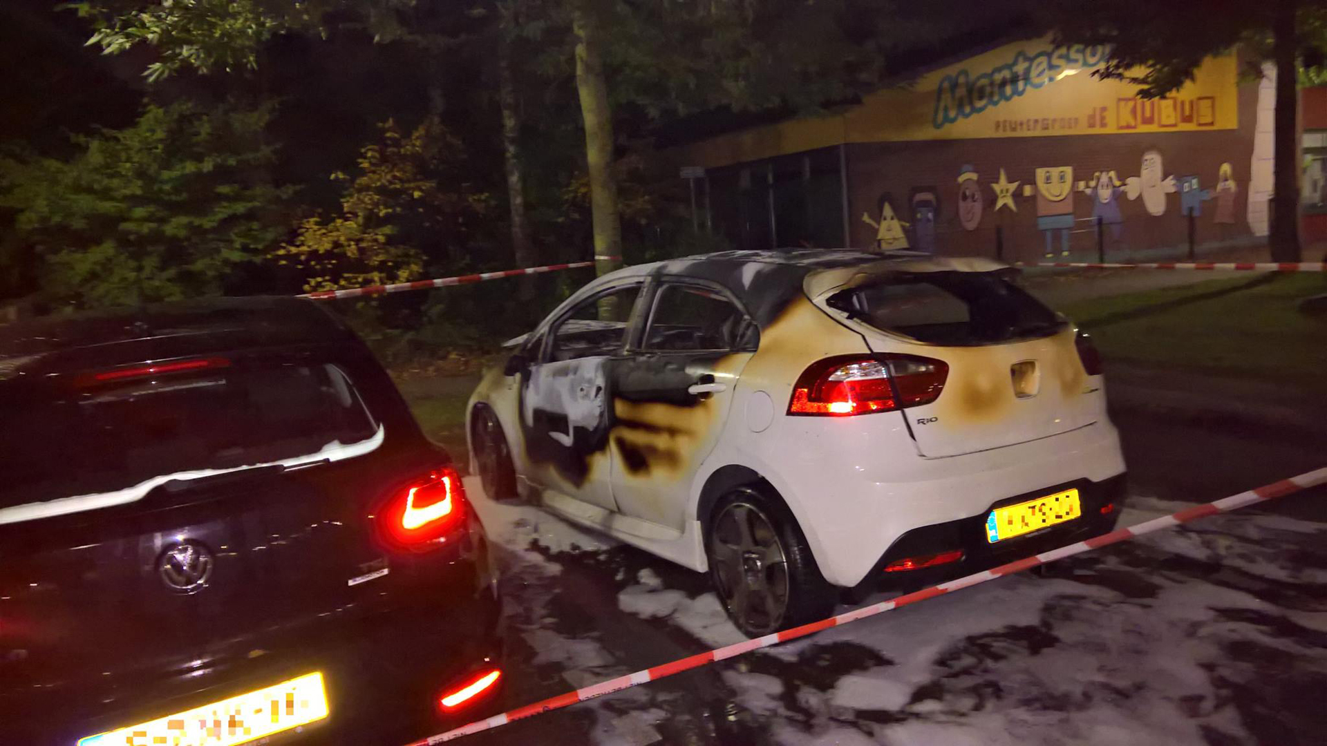 Auto in lichterlaaie op parkeerterrein aan de Jade 1