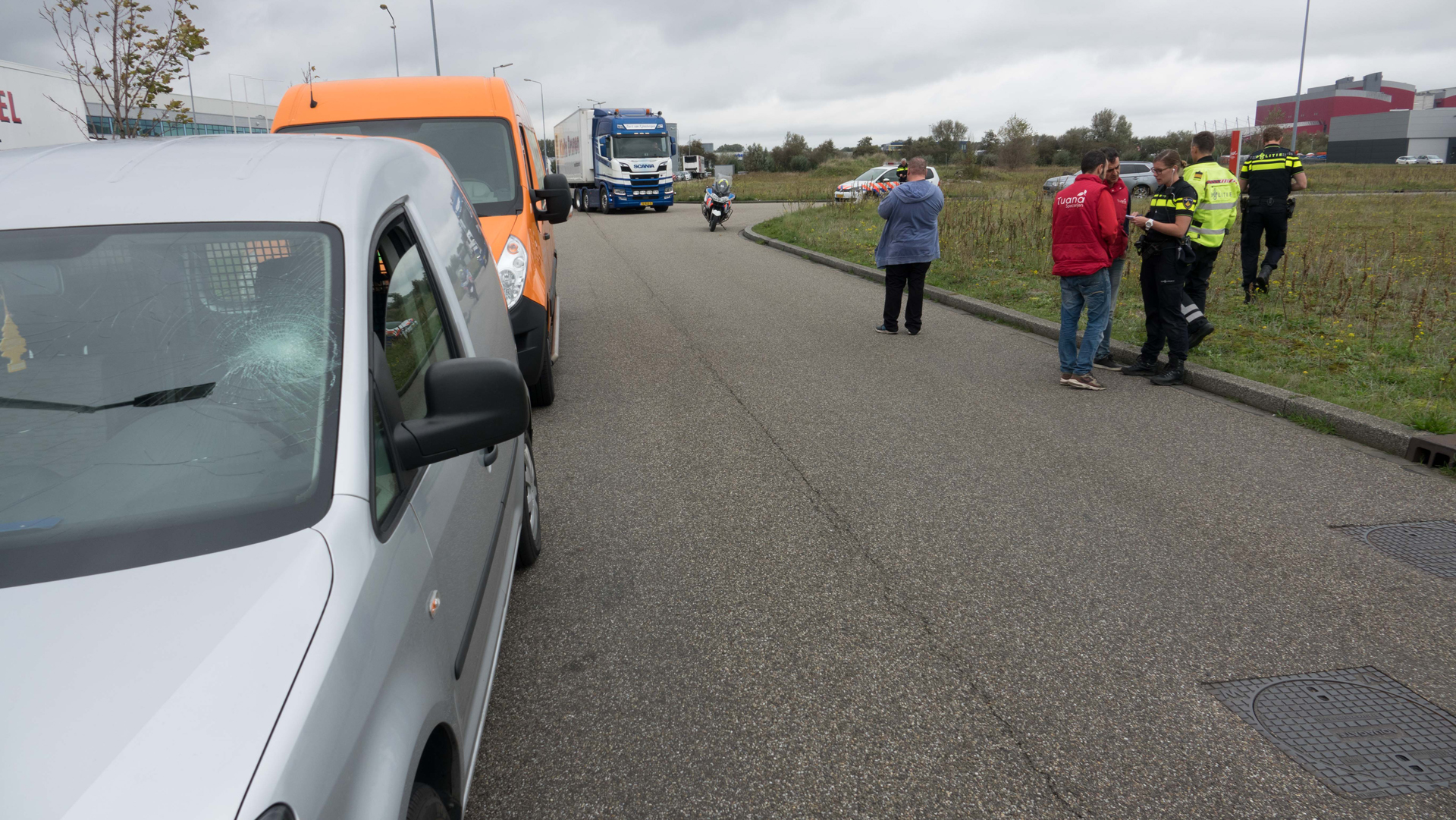 Auto schept groepje wandelaars op Opaalstraat