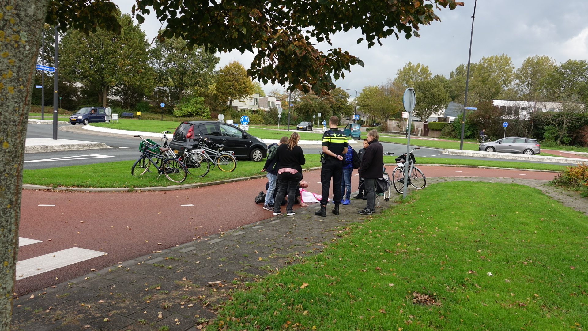 Jonge fietser onderuit op nat fietspad Stellingmolen