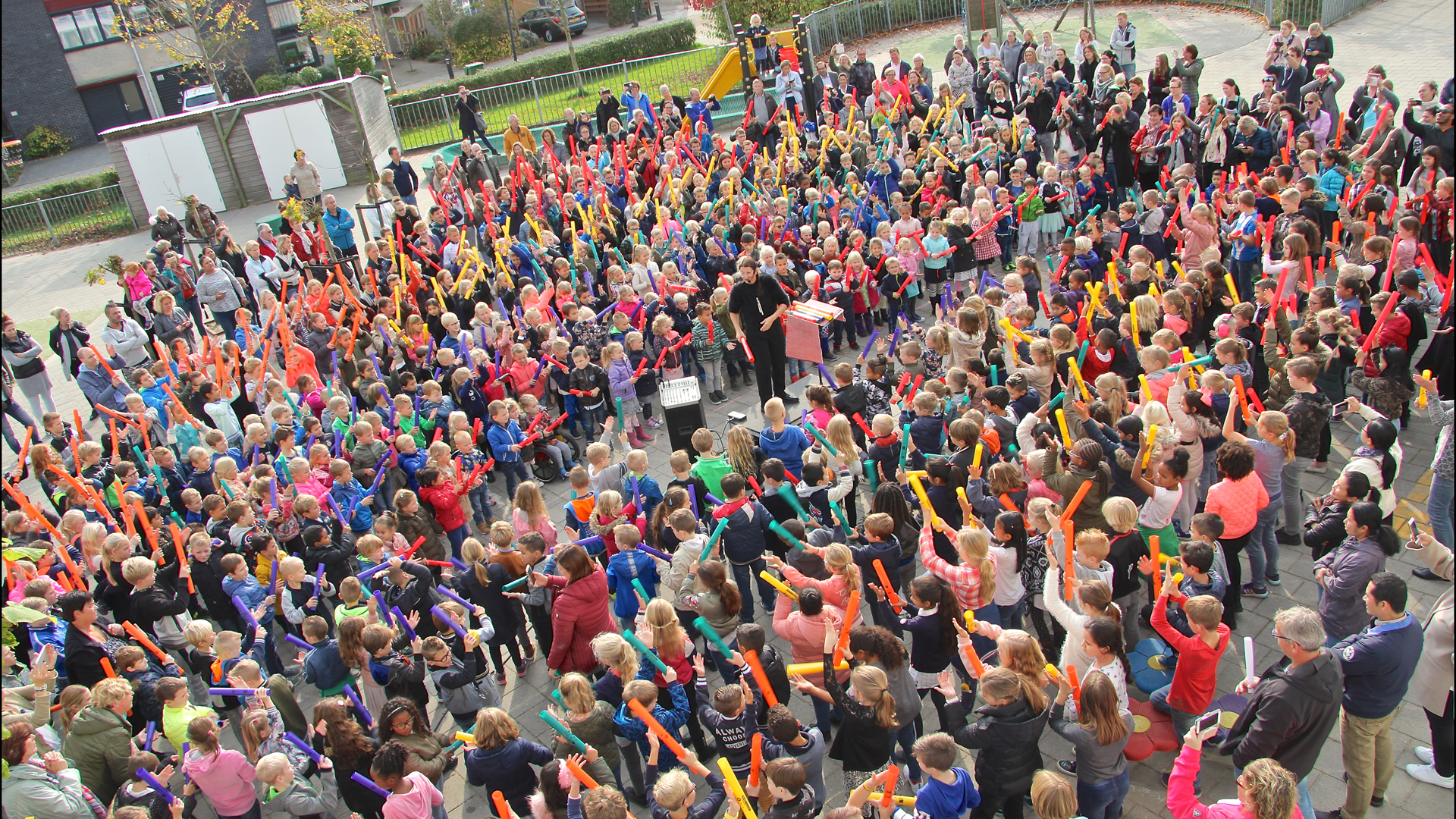 Kleurrijke kick-off muziekproject op twee basisscholen