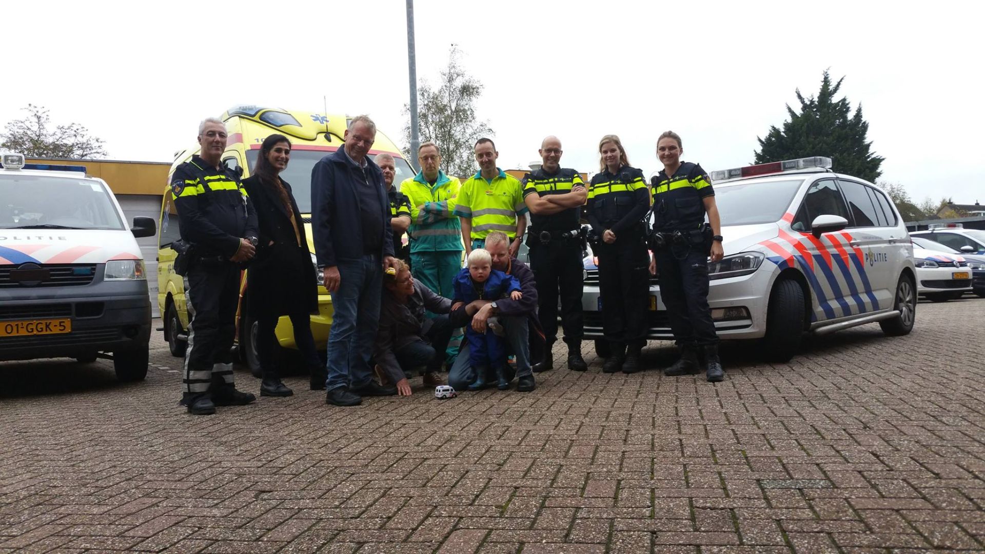 verrast de politie op het bureau