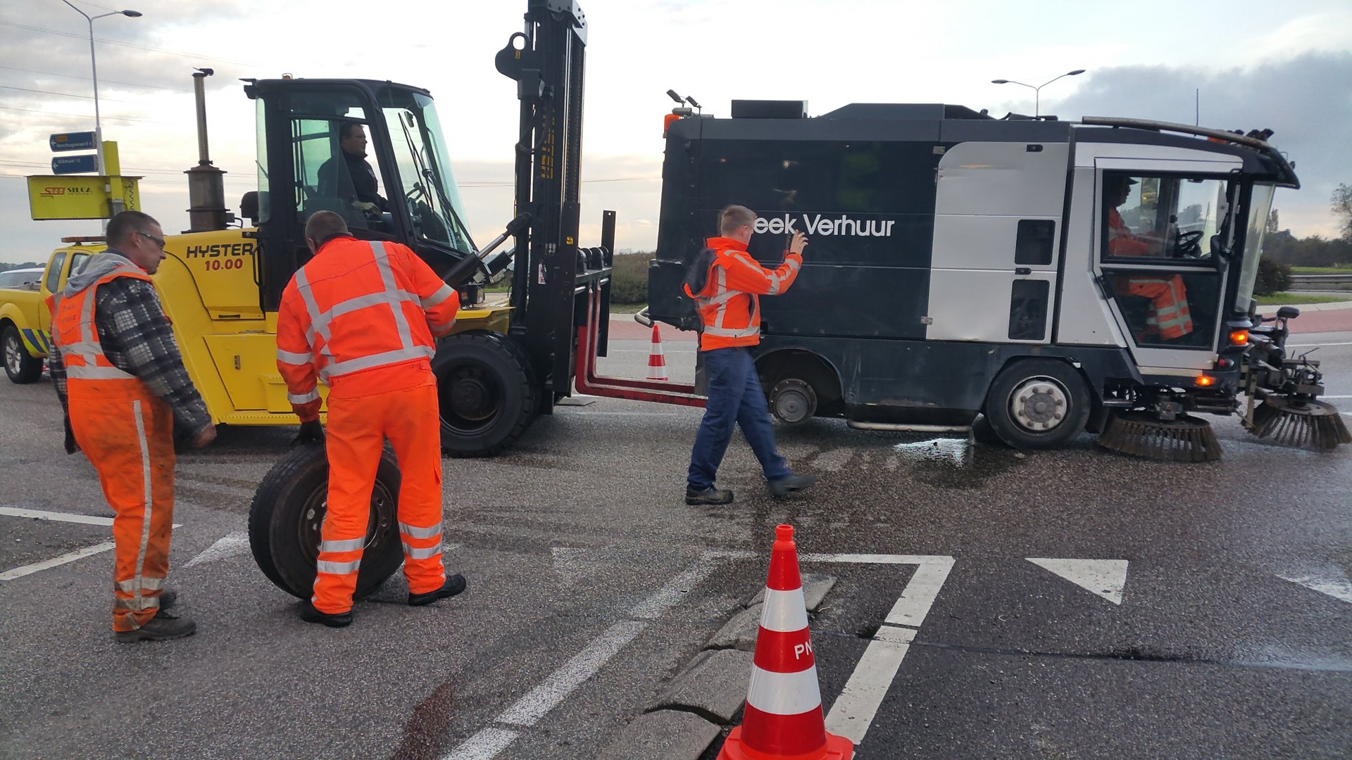 Zware klus voor takelwagen en bergers op N241 bij Verlaat