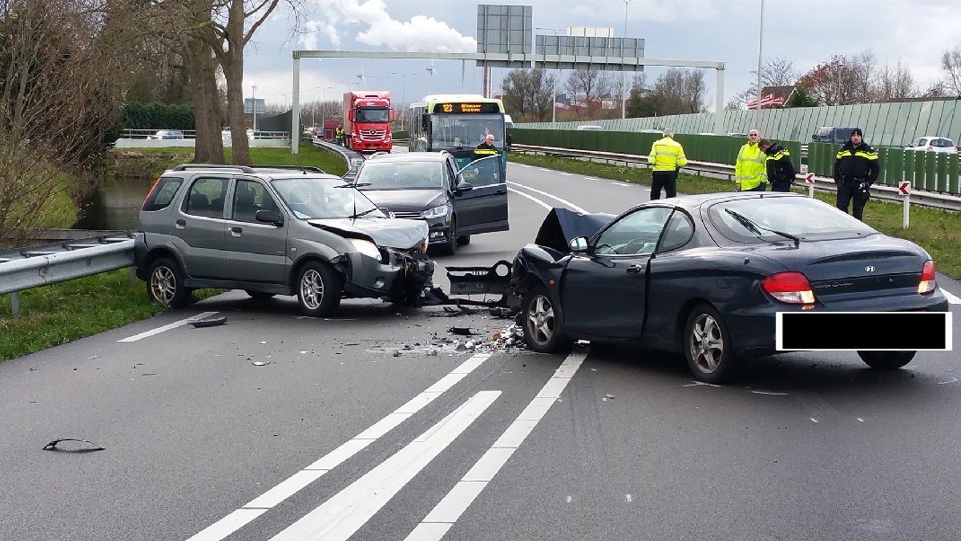 Drie gewonden bij frontale aanrijding op Westdijk (N244)