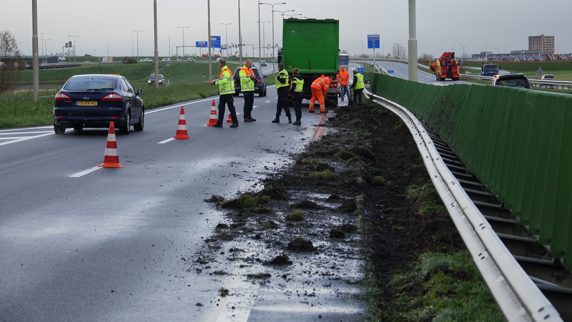 Vrachtwagen schuurt eind langs vangrails Provincialeweg