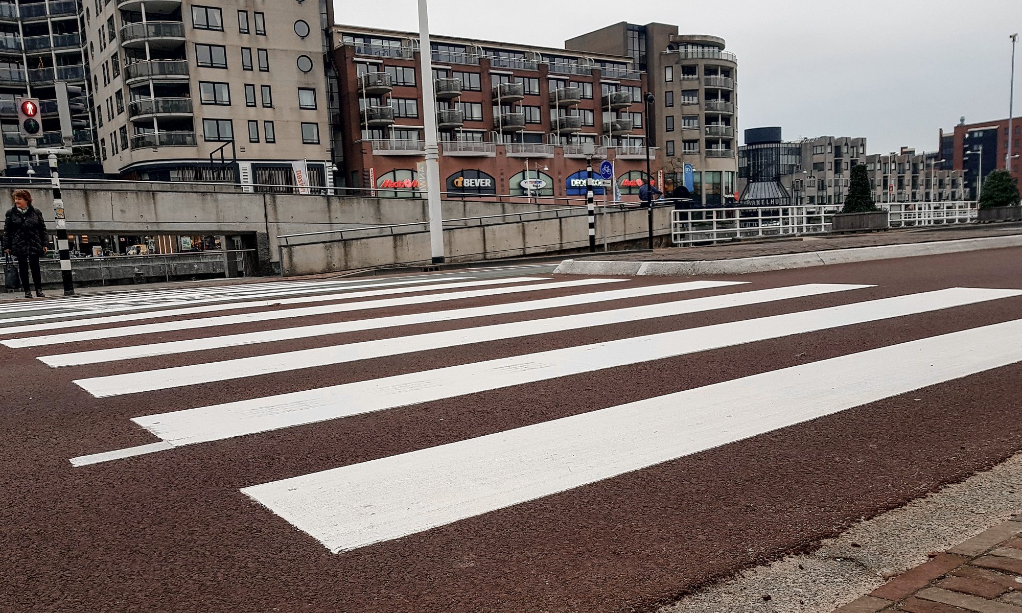 Zebrapad Kanaalkade terug van weggeweest