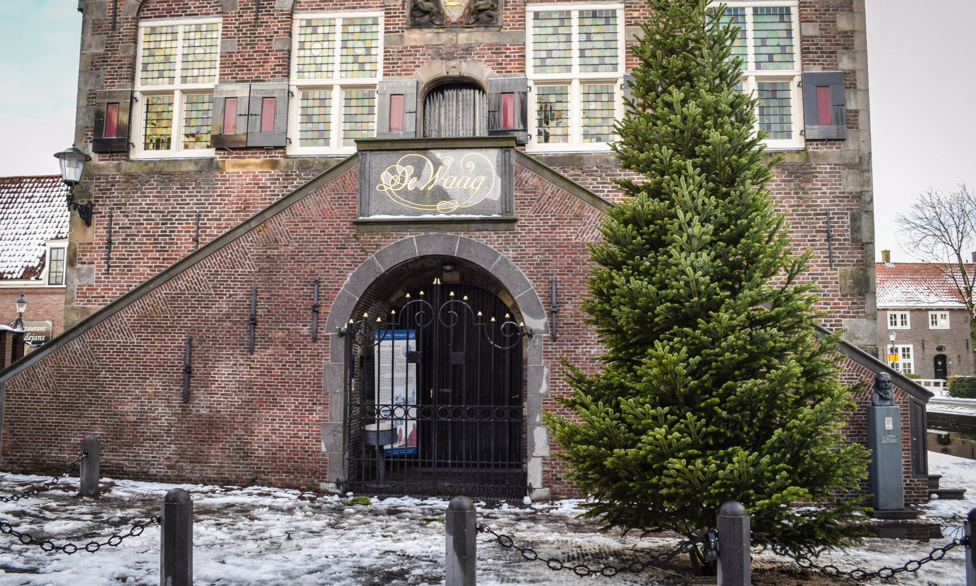 Kerstboom De Rijp weer terug voor raadhuis