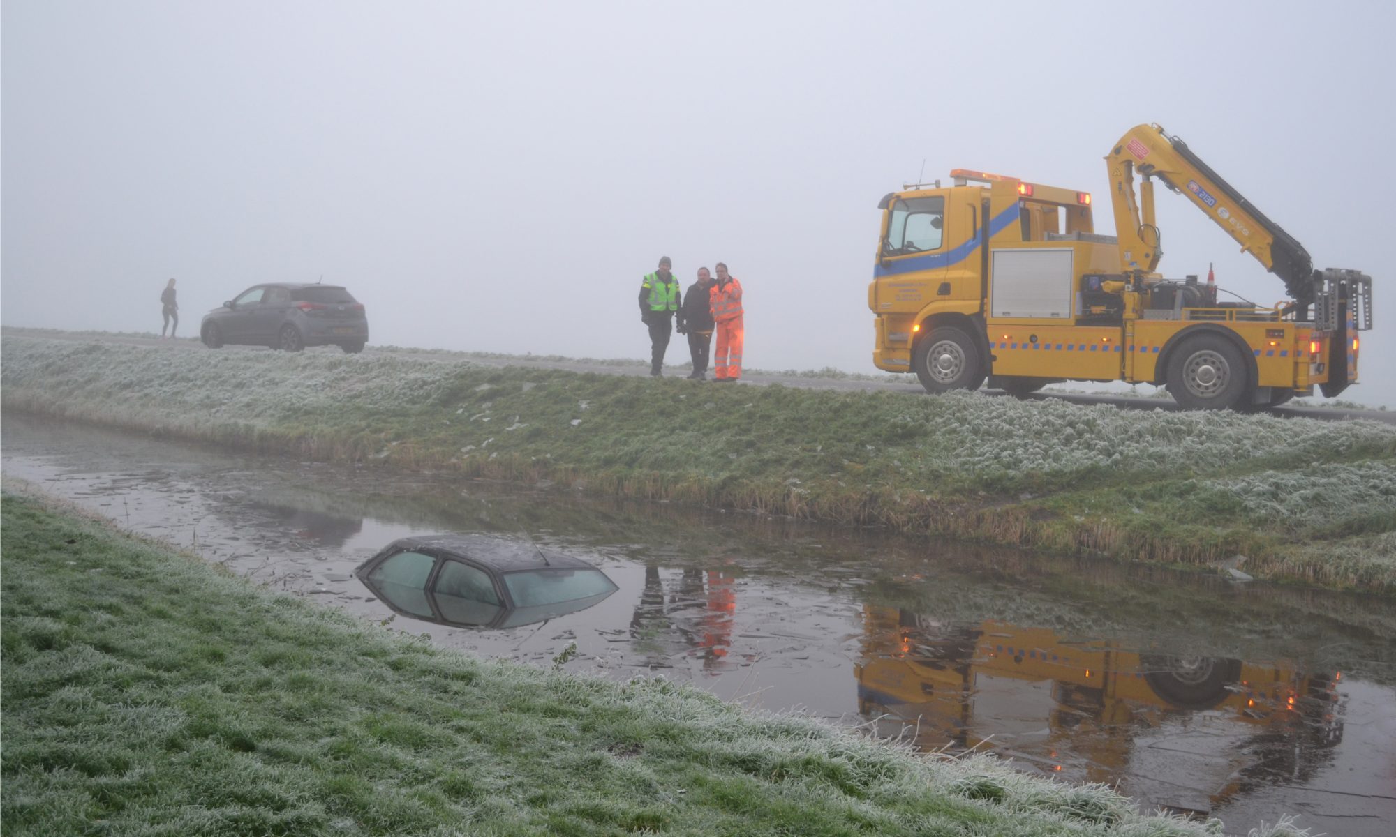 Auto te water, bestuurder ongedeerd