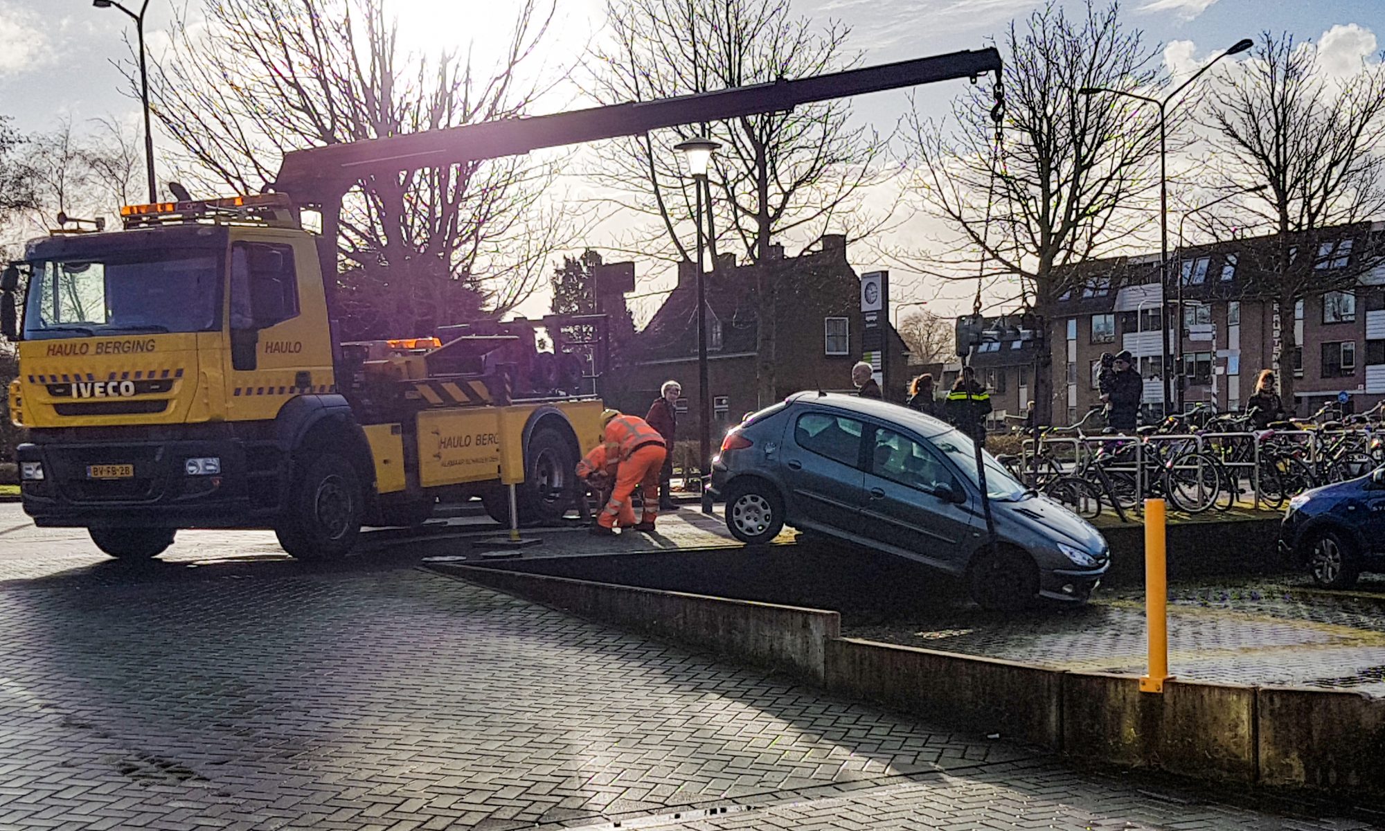 Automobilist rijdt verhoging bij winkelcentrum Middenwaard af