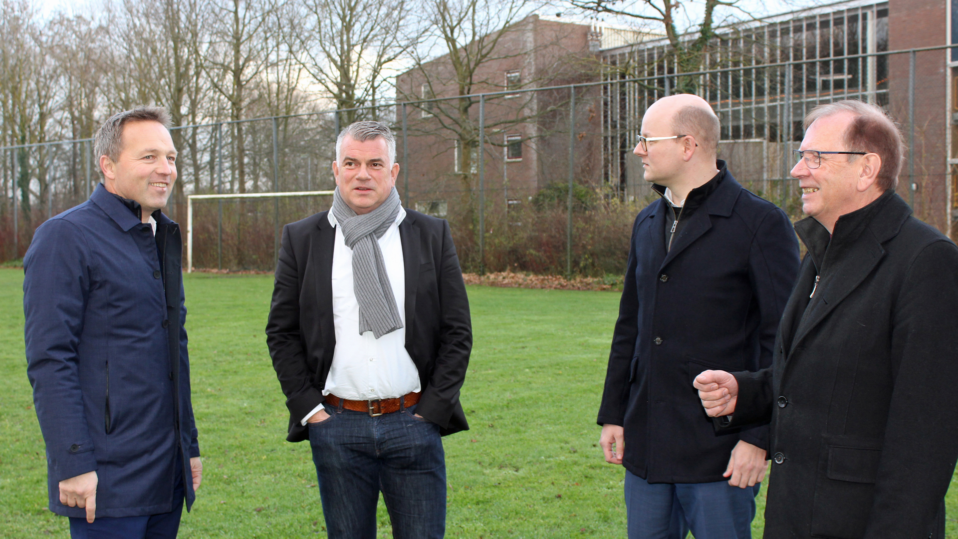 Handtekening onder bouwovereenkomst Mavo-veld in Langedijk