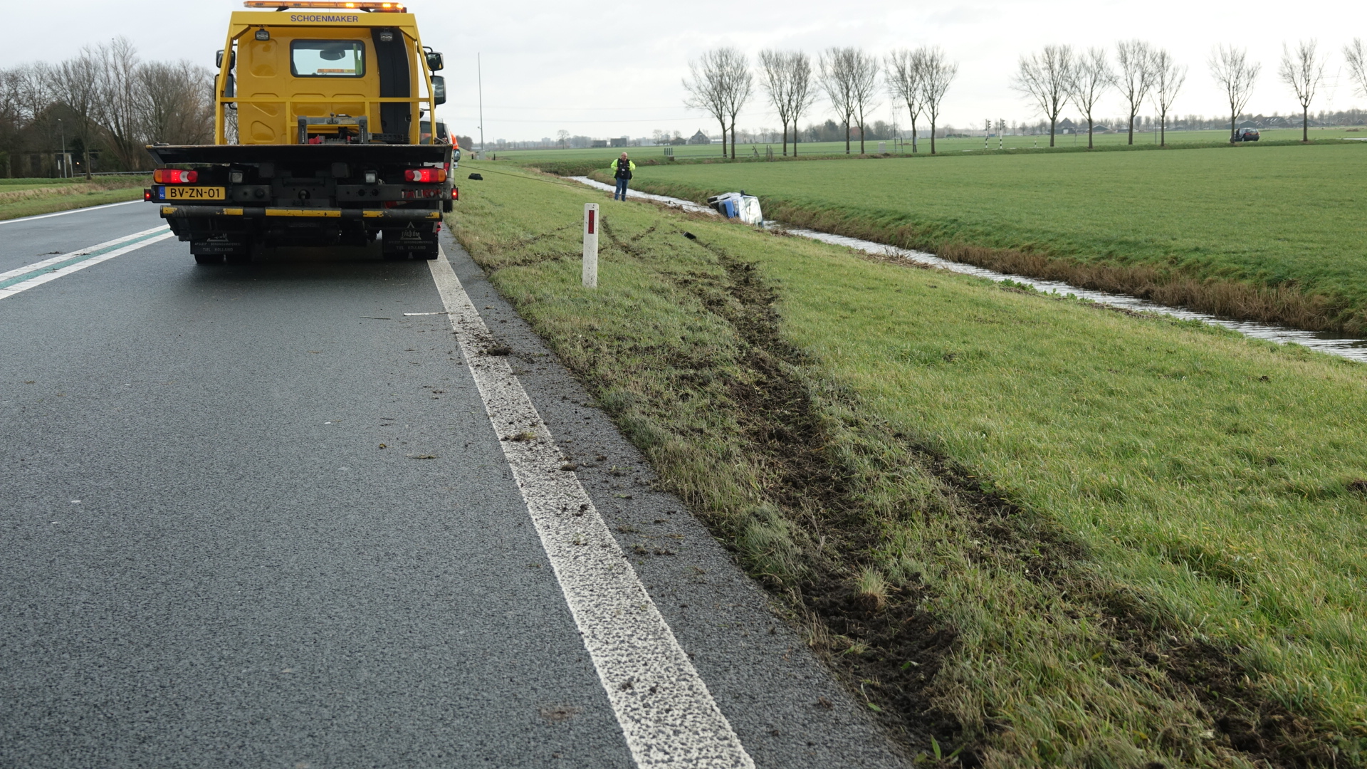 Met auto te water na korte rit door berm N244